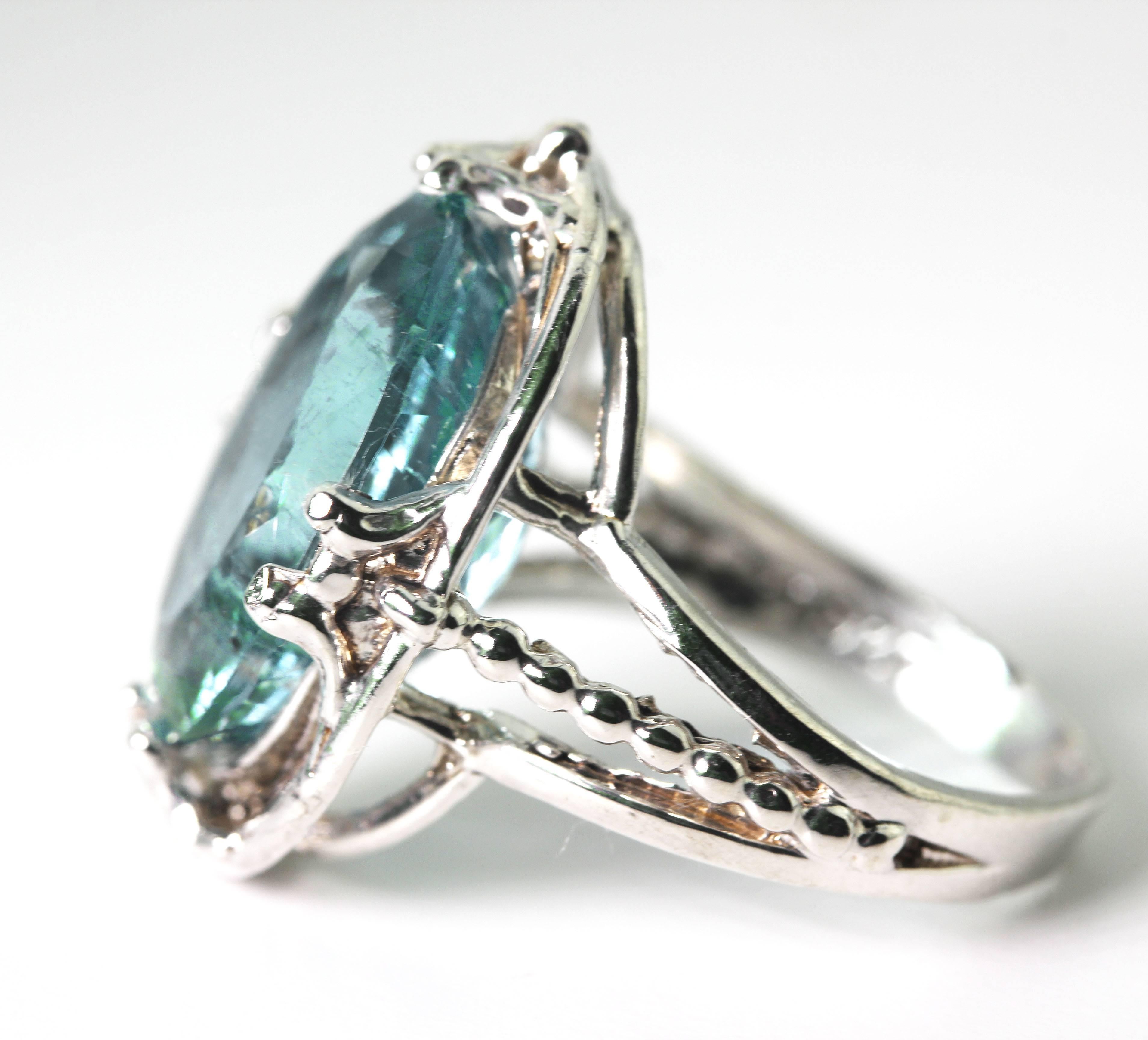 AJD Beautiful Glittering Real 8.18Cts BlueGreen Aquamarine Silver Ring In New Condition For Sale In Raleigh, NC