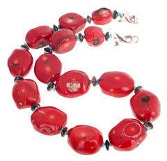 AJD Dramatic Chic Collier de 18 pouces en bambou rouge, corail et quartz fumé et turquoise