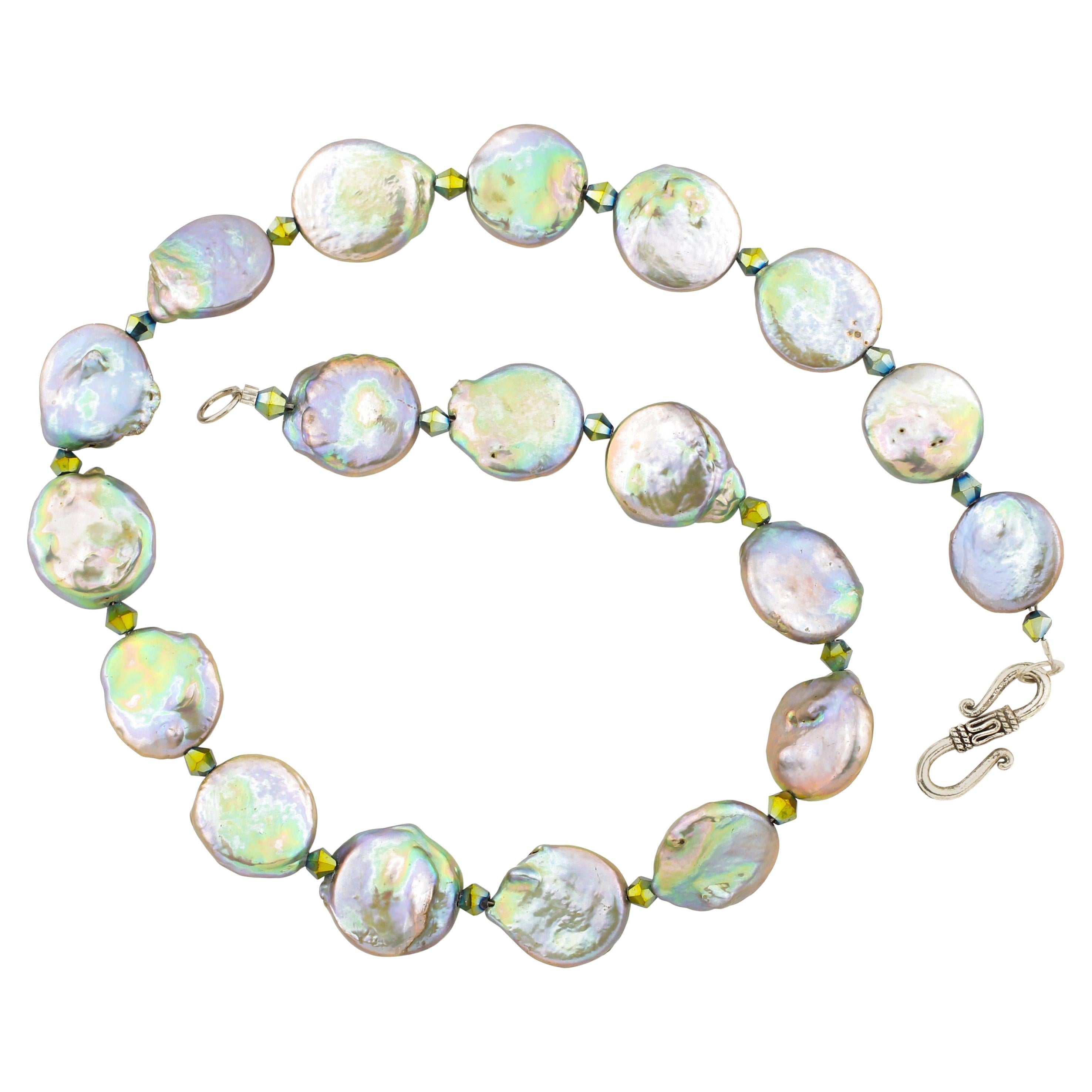 Ce collier de perles de monnaie de 17,25 pouces de long, avec un fermoir en argent, est rehaussé de petits éclats de cristal tchèque.  Selon la lumière dans laquelle vous vous trouvez, les perles brillent de plusieurs couleurs, argentées, bleues ou
