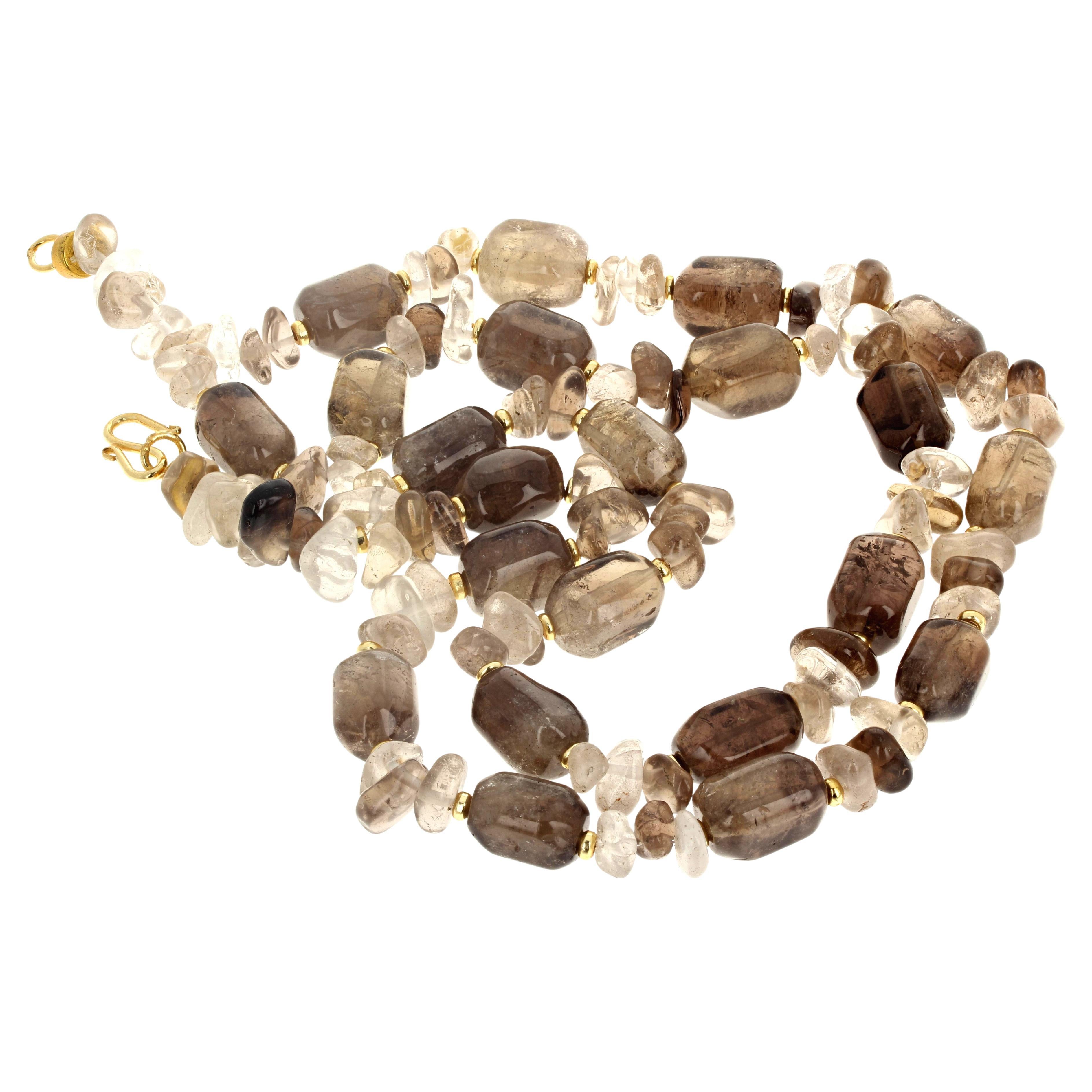 Tous ces quartz fumés naturels hautement polis et brillants composent ce collier de 19 1/2 pouces de long.  Les plus grands mesurent environ 18 mm x 12 mm et sont légèrement rehaussés par de minuscules anneaux ronds plaqués or.  Le fermoir est un