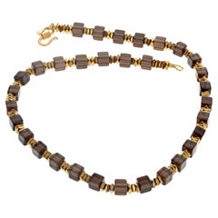AJD Collana di magnifici cubi di quarzo fumé naturali e distanziatori dorati da 17 1/2".