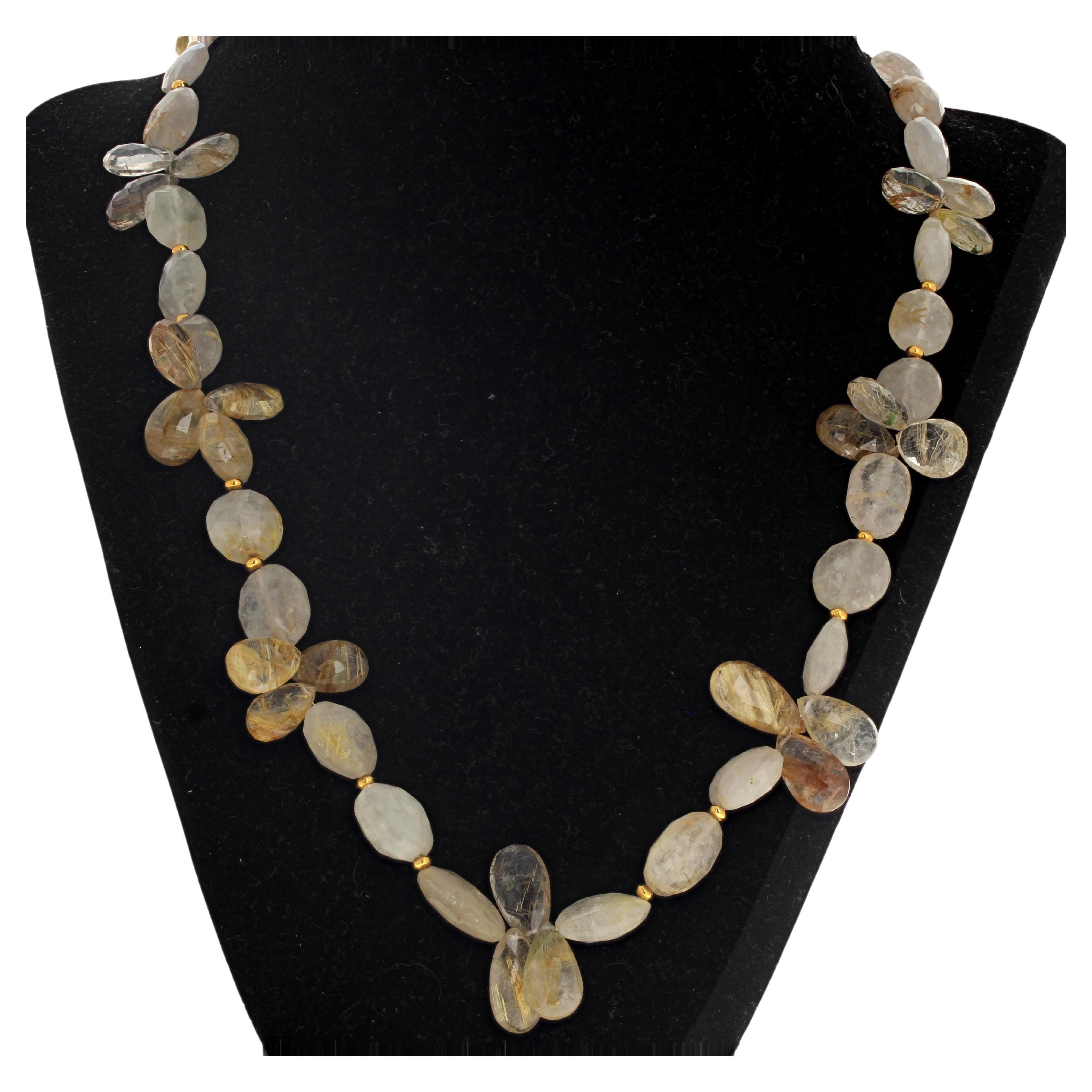 Diese schöne 21 Zoll lange Halskette aus natürlichem, goldfarbenem Rutilquarz ist mit kleinen vergoldeten, funkelnden Perlen verziert.  Diese natürlichen Quarze sind etwa 13 mm x 12 mm groß.  Der Verschluss ist ein vergoldeter, leicht zu bedienender