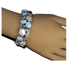 Magnifique bracelet en argent orné d'une perle Biwa, d'une topaze bleue et d'un chaton Larimar