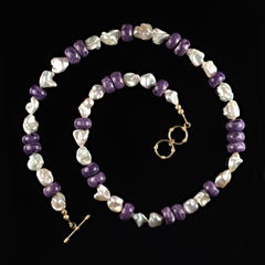 Versilberte und elegante weiße Perlen- und lila Charoit-Halskette von AJD