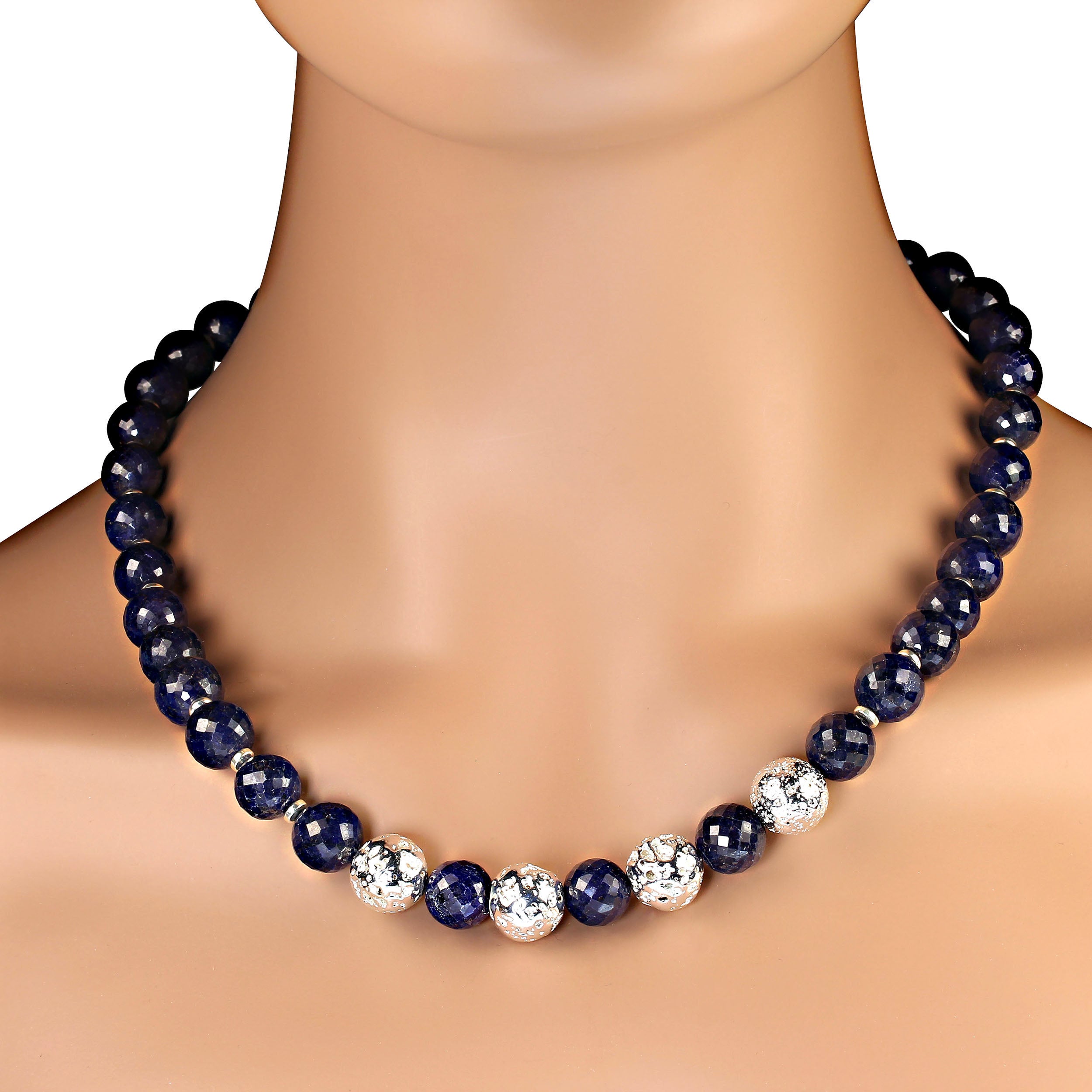 Atemberaubende 21 Zoll blaue Saphir-Halskette von AJD mit silbernen Akzenten