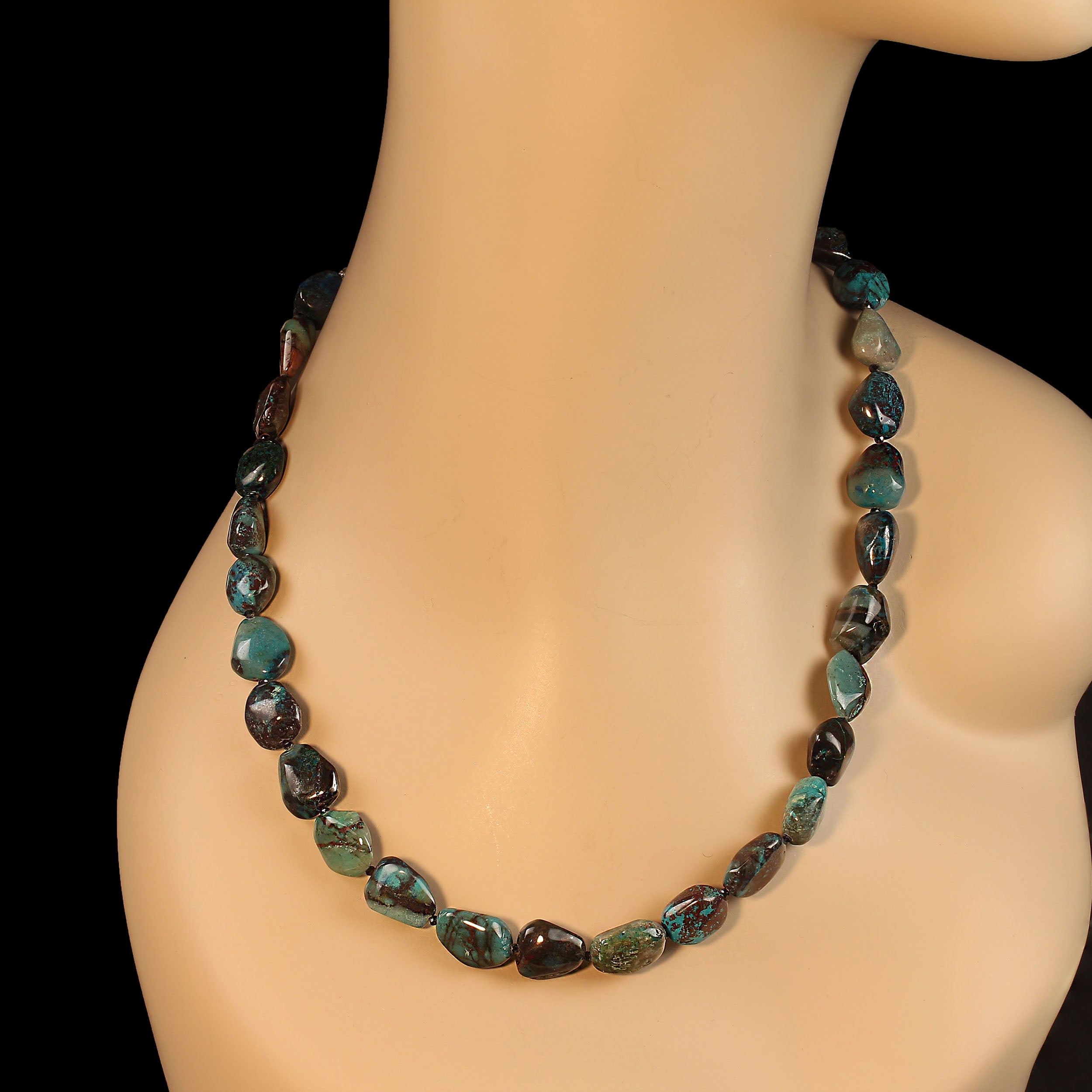 Eleva il tuo stile con questa affascinante collana di 20 pollici, che mette in mostra la bellezza naturale dell'azzurrite africana altamente lucidata. Ogni pepita a forma libera mostra uno straordinario gioco di blu profondi, verdi vibranti e i toni