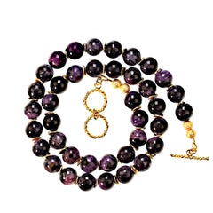 Collar de Charoita Violeta con Acentos Dorados  El regalo perfecto