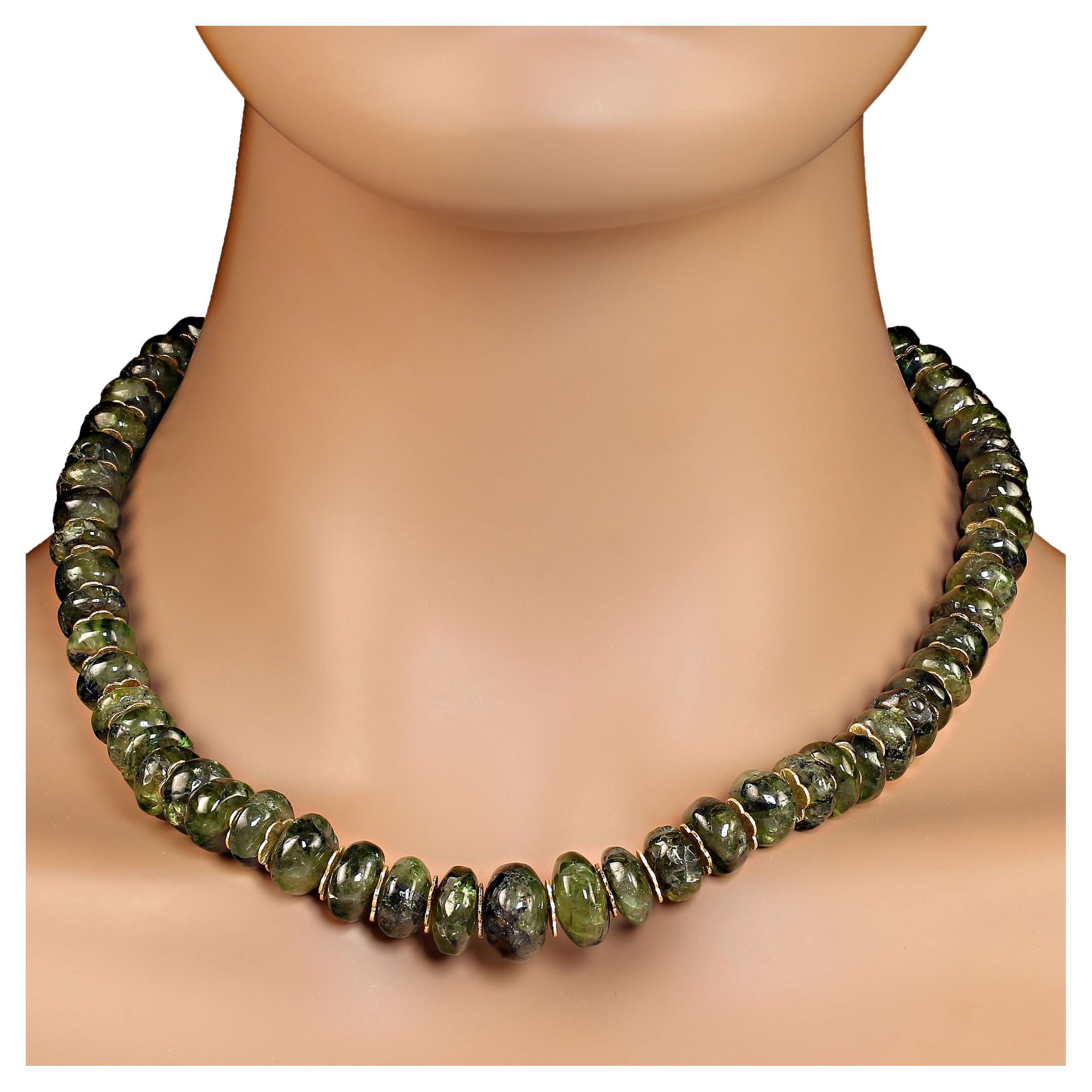 AJD, collier unique de 19 pièces en grenat vert gradué avec accents dorés  Excellent cadeau ! en vente