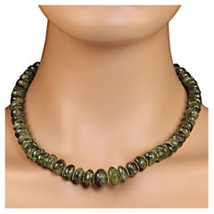 AJD Einzigartige 19 in abgestufte grüner Granat-Halskette mit goldfarbenen Akzenten  Tolles Geschenk!