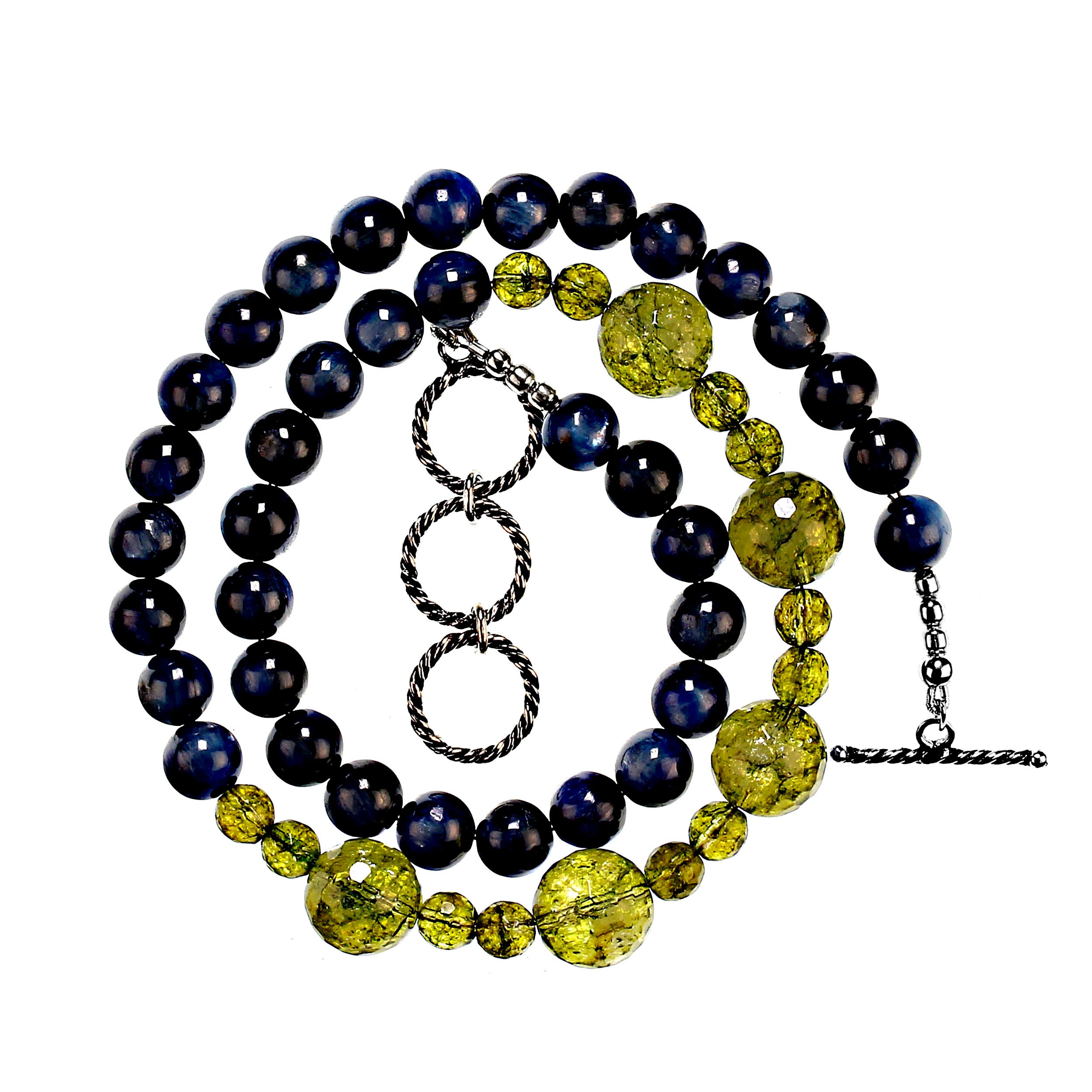 Elegante collana di kyanite verde e blu di 19 pollici con accenti di peridoto sfaccettato

Aggiungi un tocco di vibrante raffinatezza al tuo guardaroba invernale con questa splendida collana di cianite verde e blu di 19 pollici. Le pietre di cianite