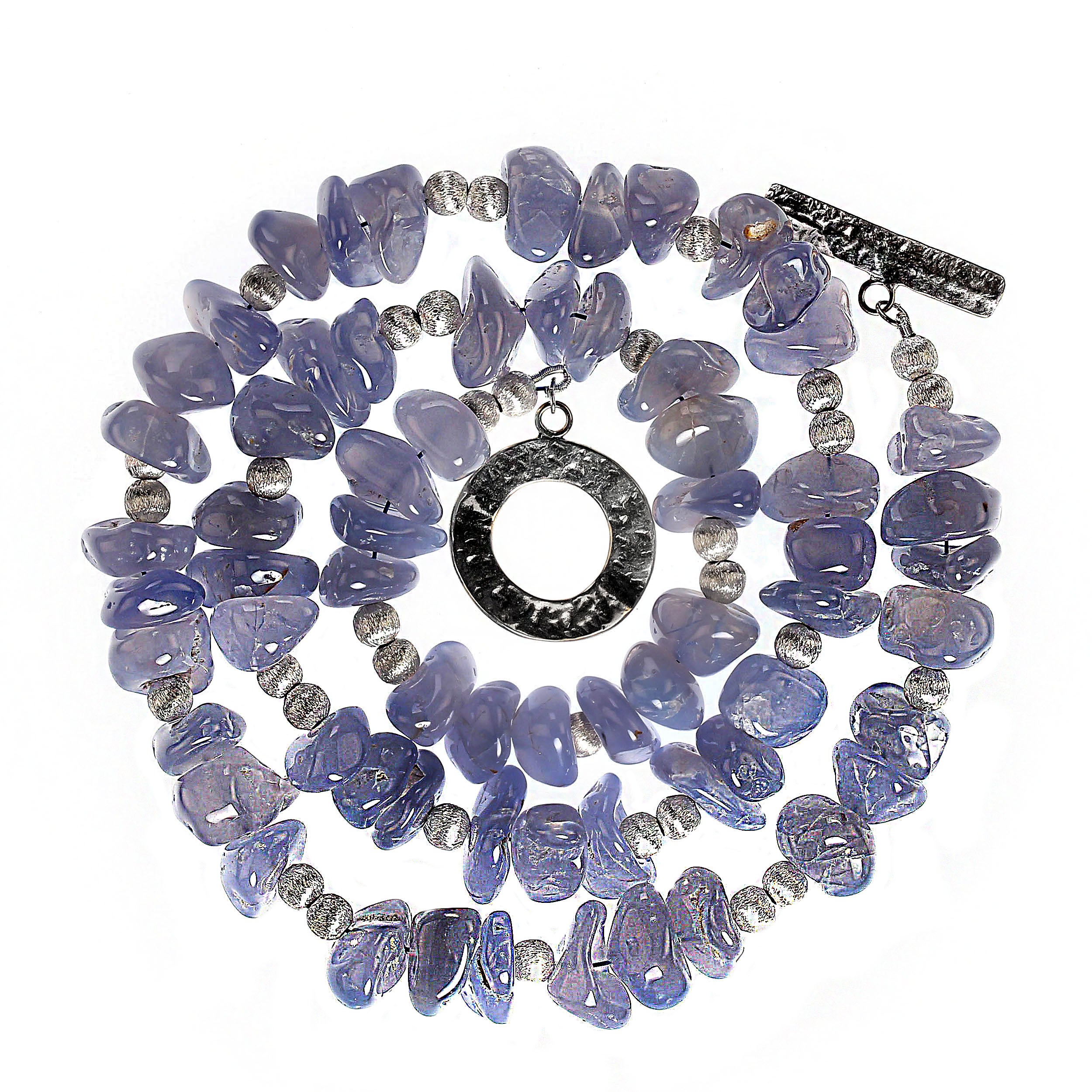 Favolosa collana di pepite di calcedonio blu lucidato da 24 pollici con accenti in argento sterling

Questa splendida collana di 24 pollici presenta pepite di calcedonio blu (10x10 mm) altamente lucidate che risplendono di una luminosità morbida e
