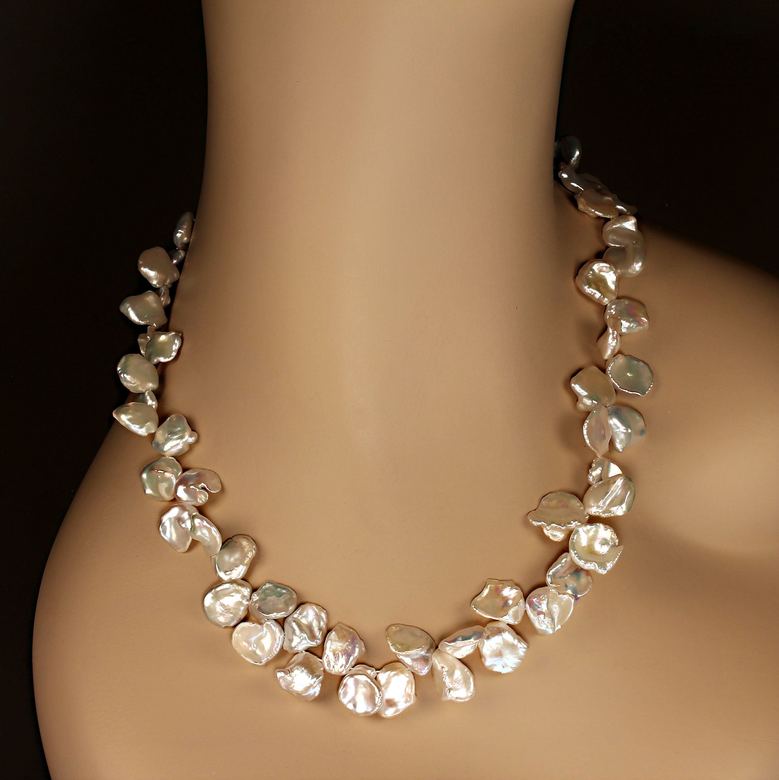 AJD Collier de perles Keshi blanches iridescentes de 23 pouces  Cadeau idéal en vente