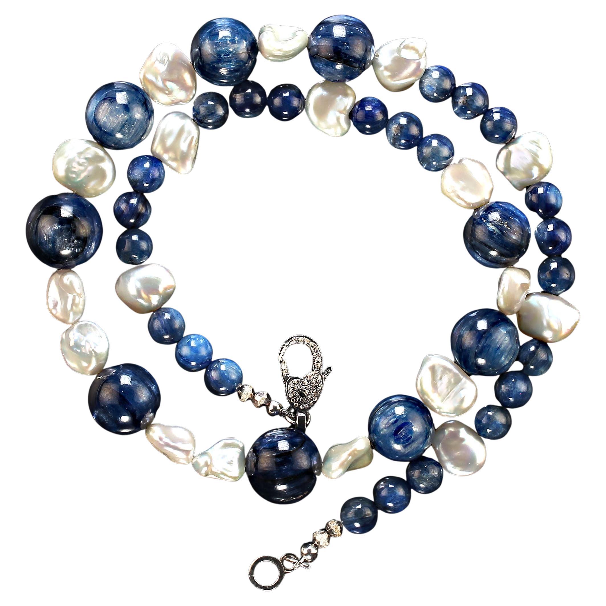 AJD Collana di kyanite e perle bianche iridescenti da 23 pollici Regalo perfetto!