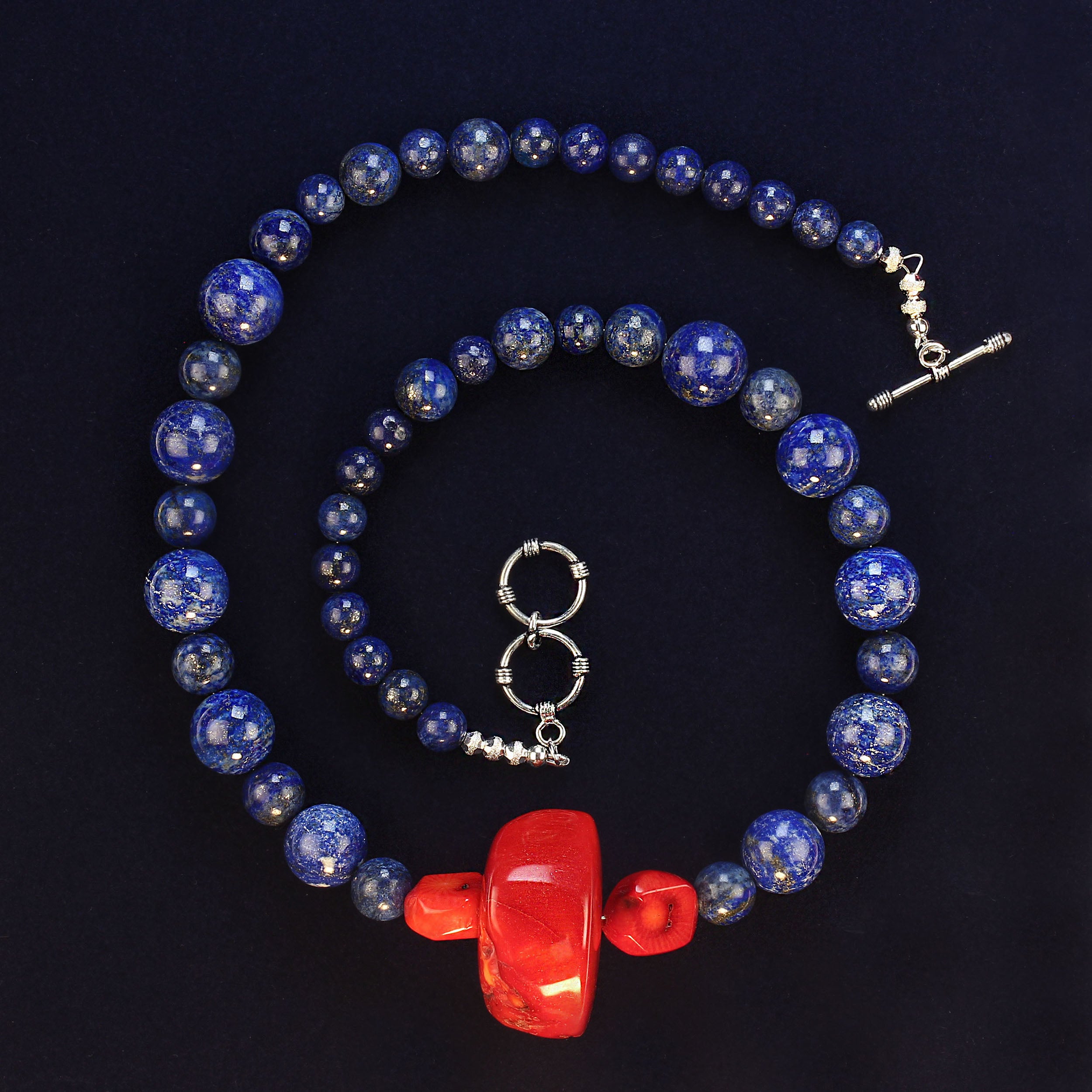 AJD Collier de 23 pouces en lapis-lazuli et corail de bambou rouge en vente
