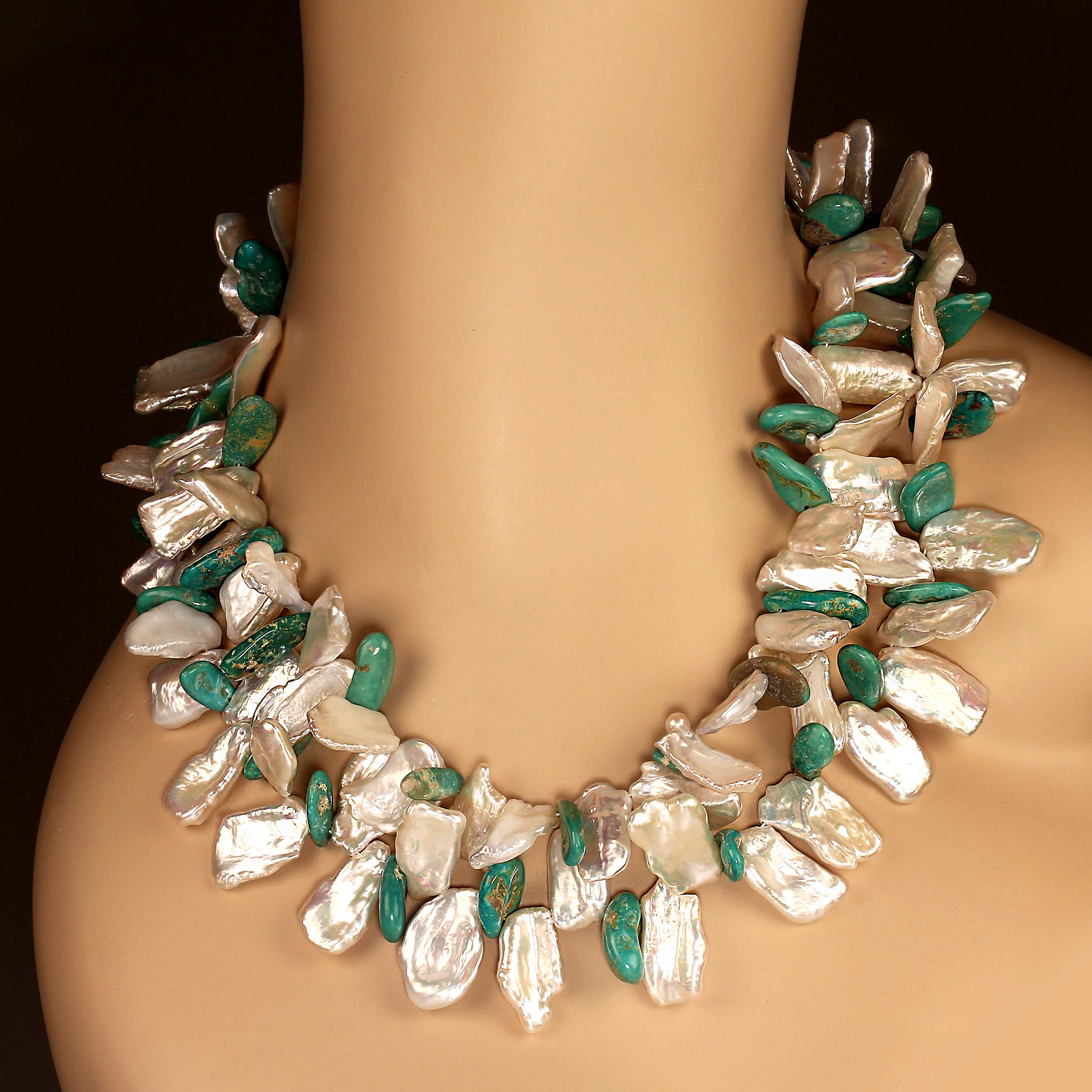 AJD 38 pollici di collana Elisa con pendenti turchesi e perle Keshi bianche piatte