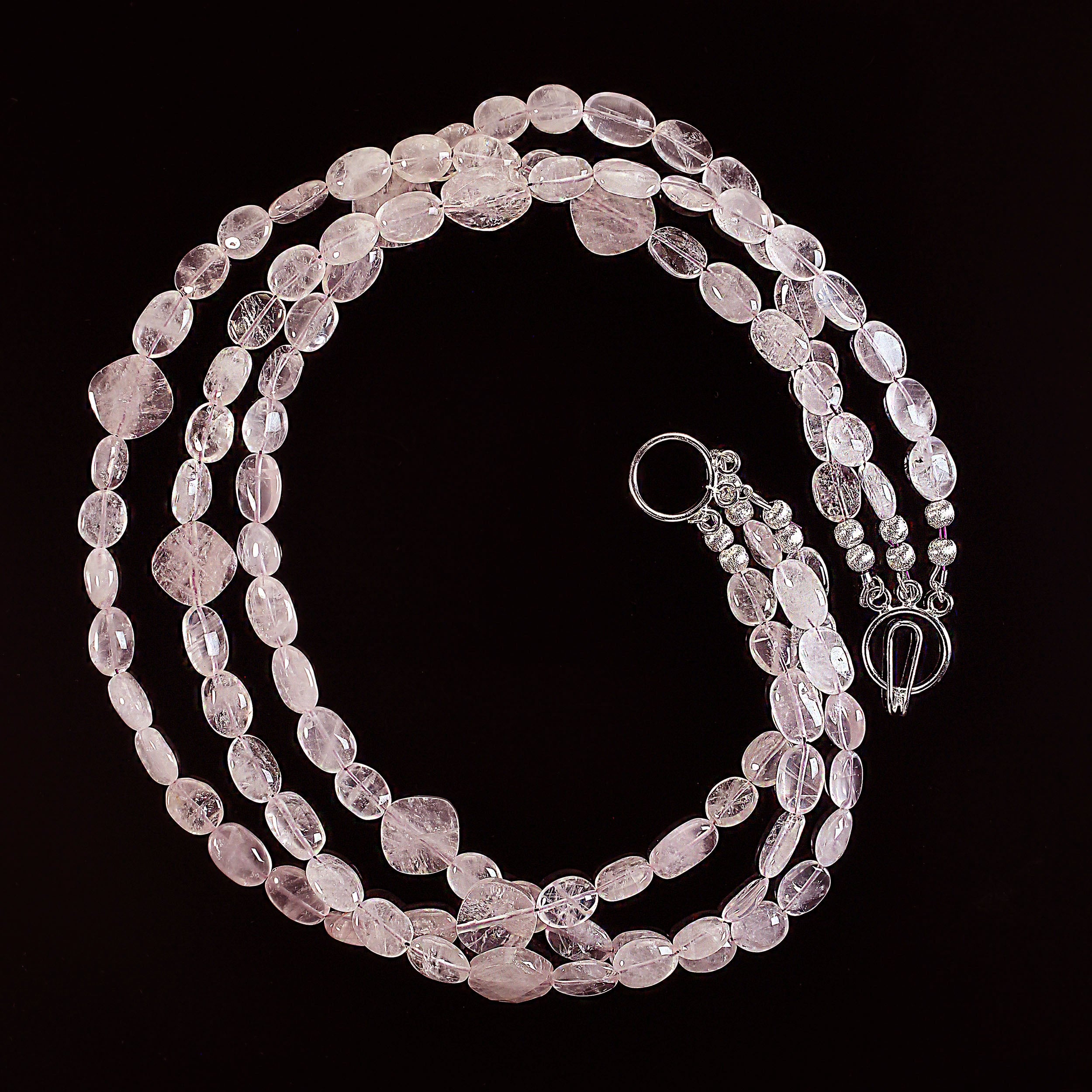 AJD 19 pouces à trois brins  Collier de quartz rose lumineux en vente