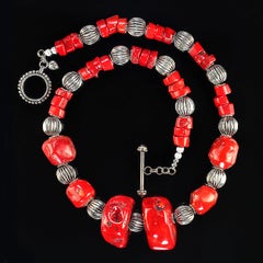 AJD Collana di corallo di bambù rosso ricco da 24 pollici con accenti scanalati in argento