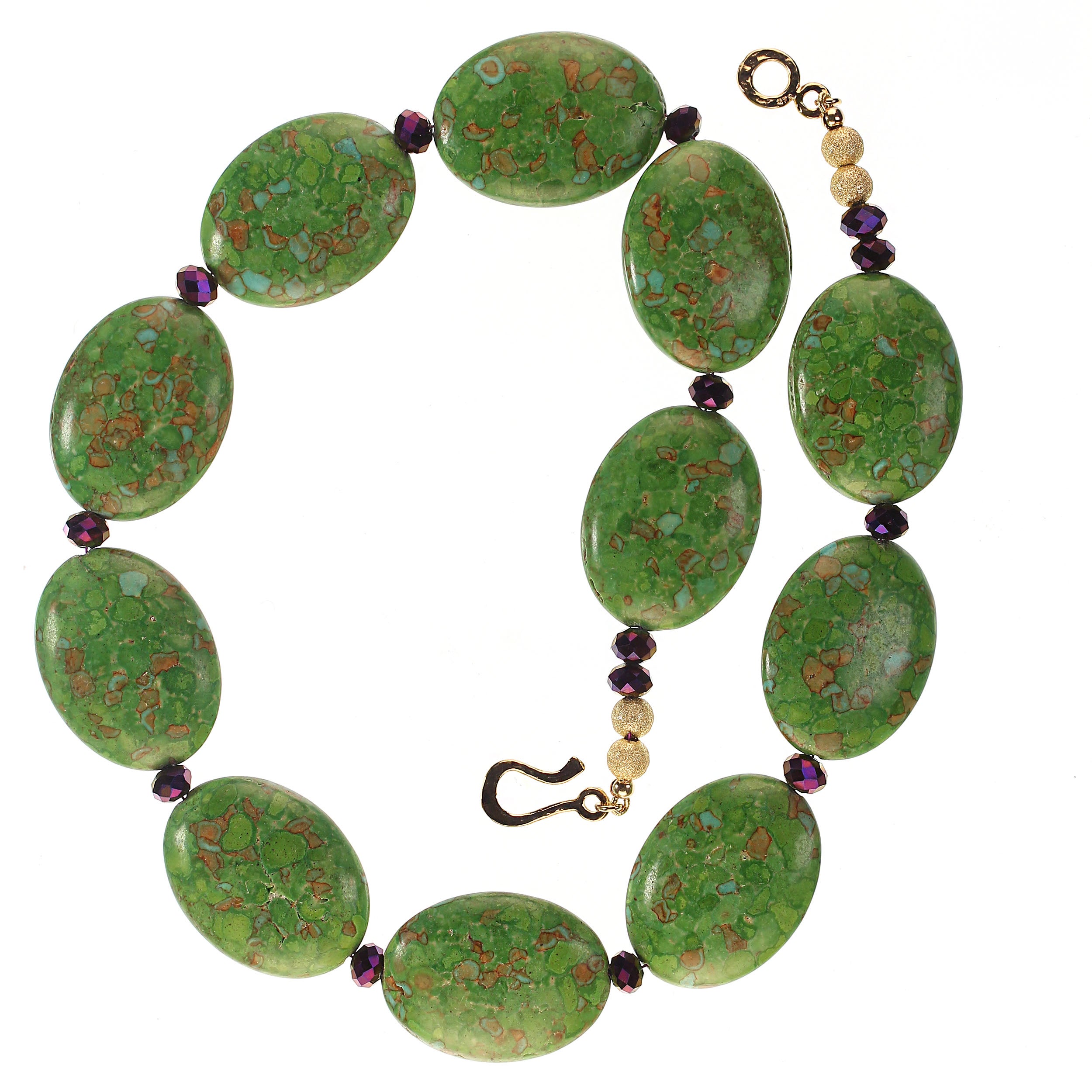 AJD Collana di compresse ovali di magnesite verde lime da 23 pollici con accenti di ametista in vendita