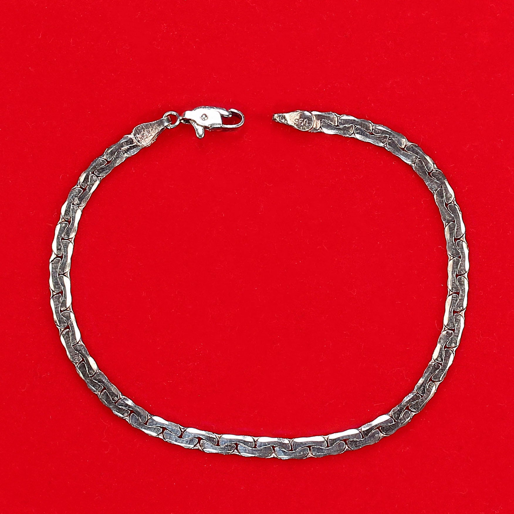 Elegant and Lightweight: 3mm Flexible Sterling Silver Bracelet – 5g

Discover the perfect blend of style and comfort with this slim 3mm sterling silver bracelet. Weighing just 5 grams, this sleek and flexible design offers everyday elegance without
