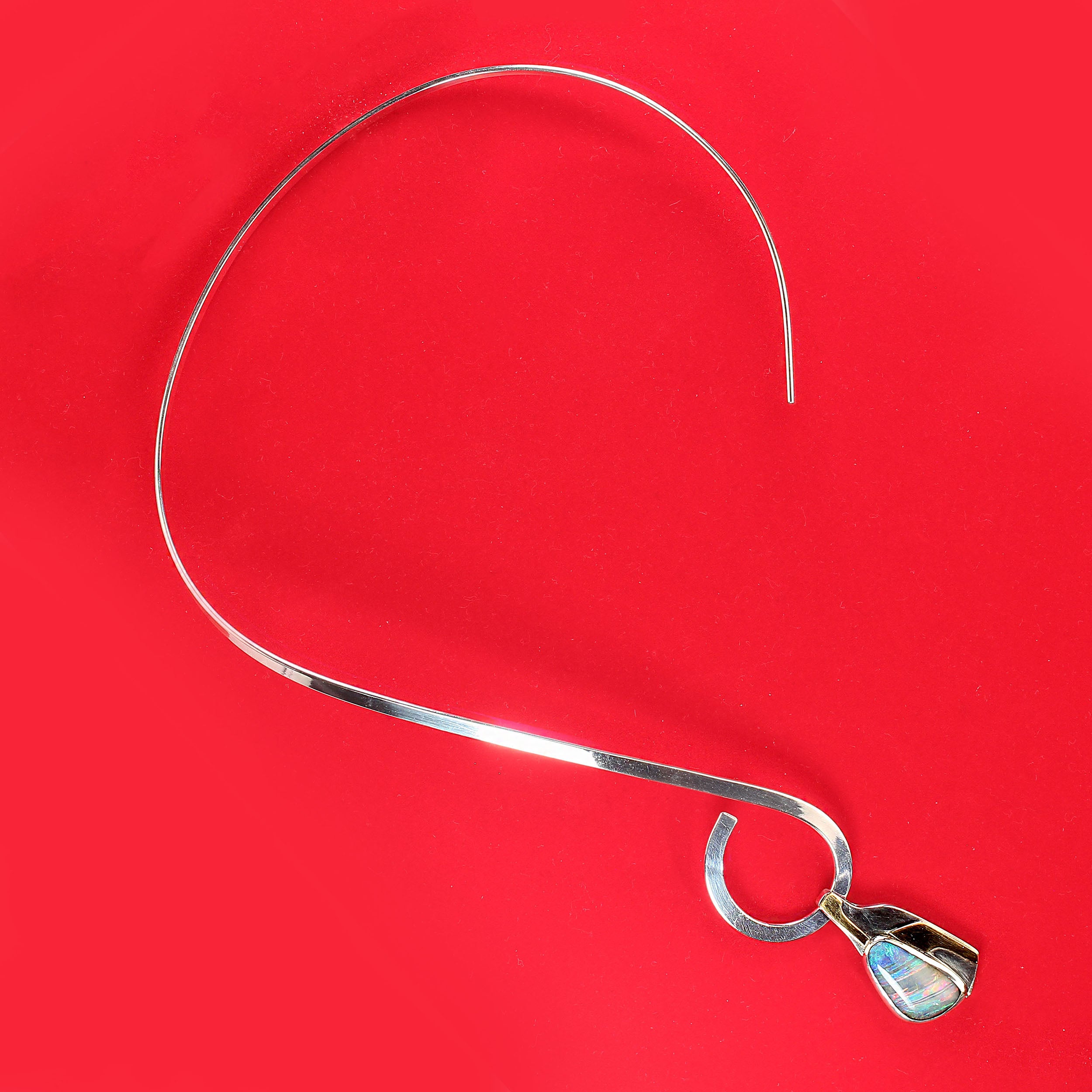 Opale brasiliano AJD in un ciondolo unico in sterlina e oro 18 carati in vendita