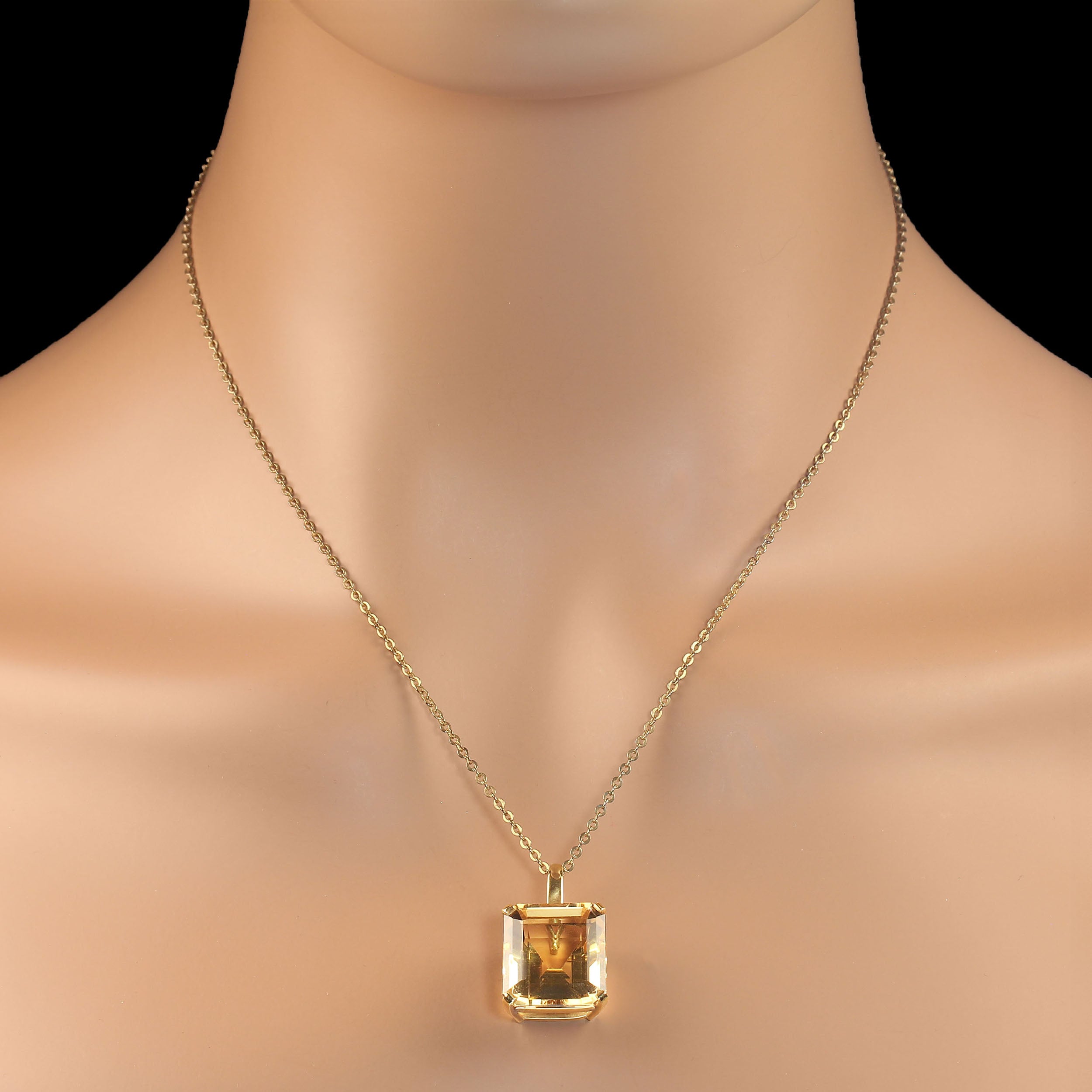 Pendentif vintage en or jaune 18 carats avec une grande citrine carrée - fait à la main au Brésil
Ajoutez une touche de charme vintage à votre Collectional avec ce superbe pendentif en citrine carrée de grande taille, serti dans un luxueux or jaune