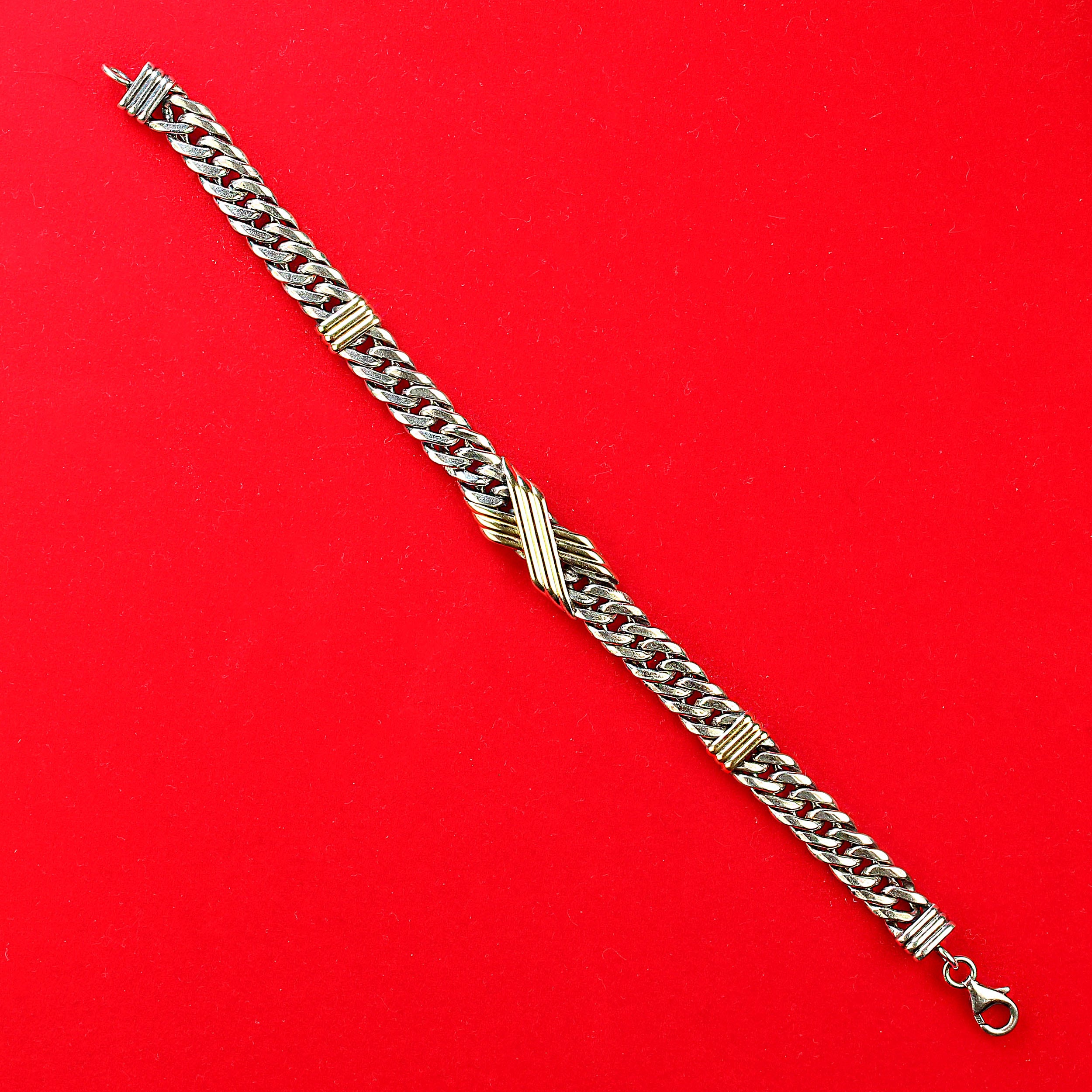 
Elegant 7.5-Inch Sterling Silver Link Bracelet with Goldy Accents
Elevate your accessory game with this stunning 7.5-inch sterling silver link bracelet, meticulously crafted to showcase both sophistication and style. This exquisite bracelet