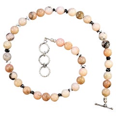 AJD Collana con opale peruviano rosa e accenti di onice nera