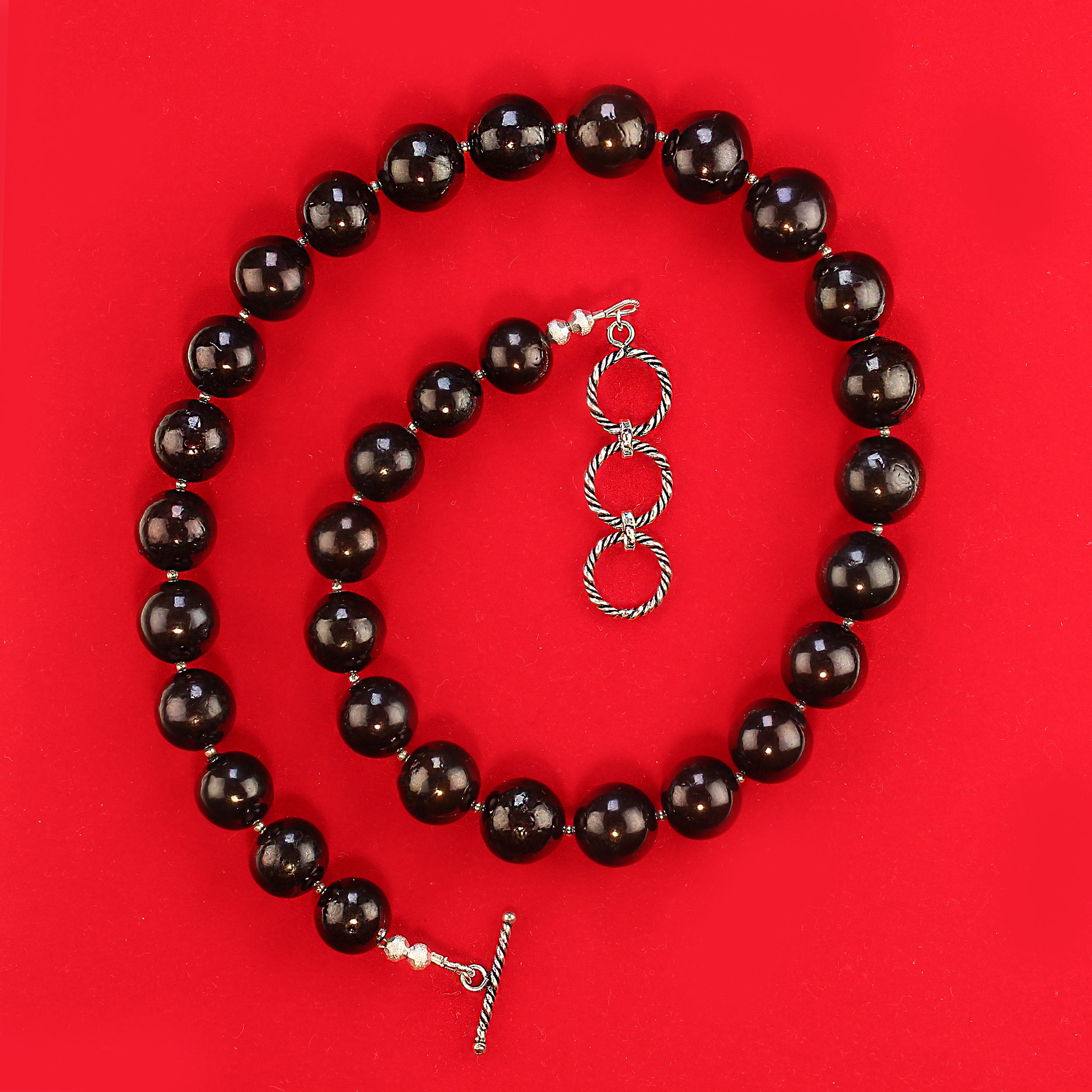 Collana di gemme nere lisce da 12-15 mm con accenti in argento sterling e chiusura a ginocchiera in argento Bali (19-20 pollici)

Eleva il tuo stile con questa elegante collana di gemme nere, caratterizzata da gemme lisce e graduate di dimensioni