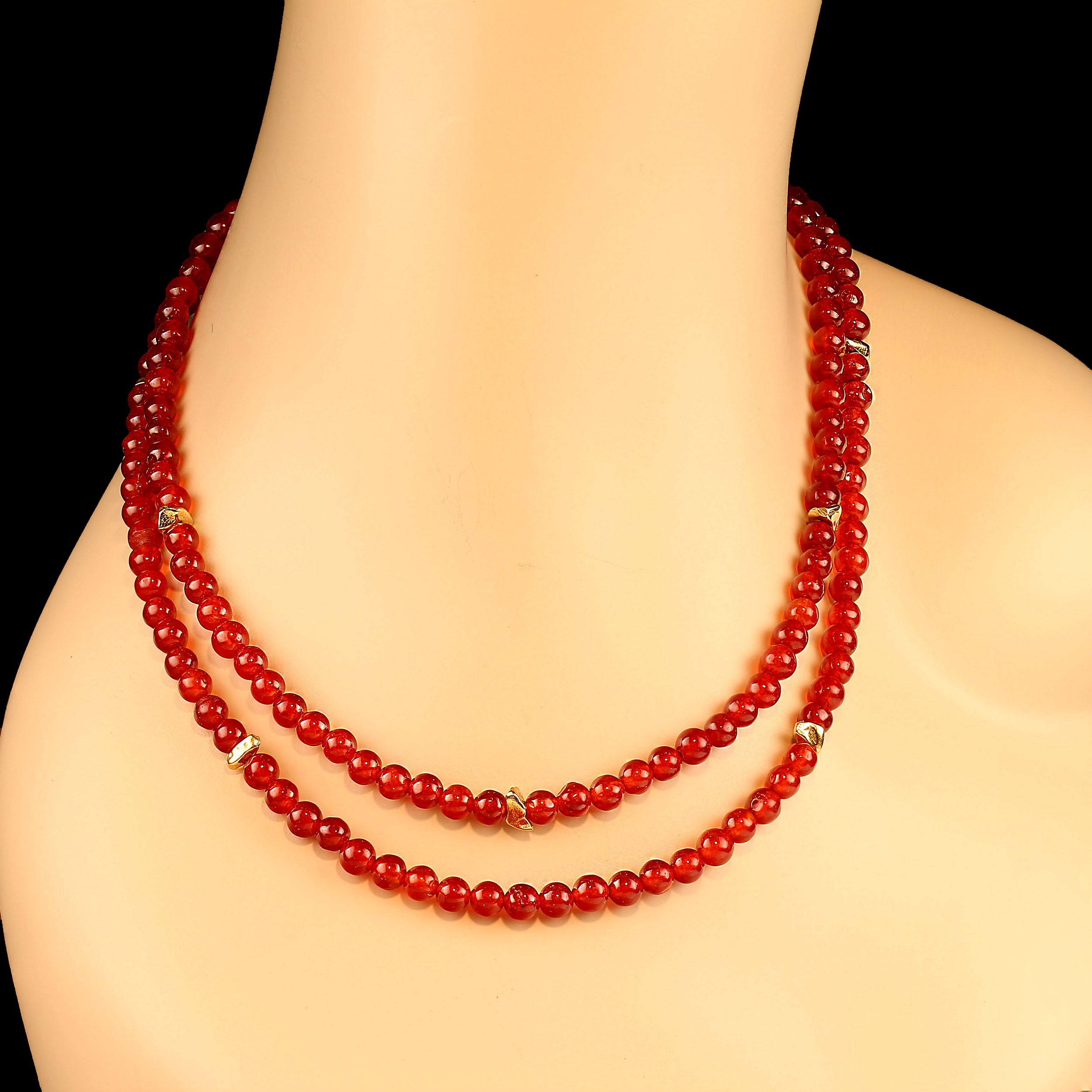 Collana a due fili di corniola con accenti di pepite in oro vermeil - 18 pollici

Fai una dichiarazione audace con questa vibrante collana di corniole a due fili, con perle di corniola da 6 mm dalle ricche tonalità rosso-arancio che irradiano calore
