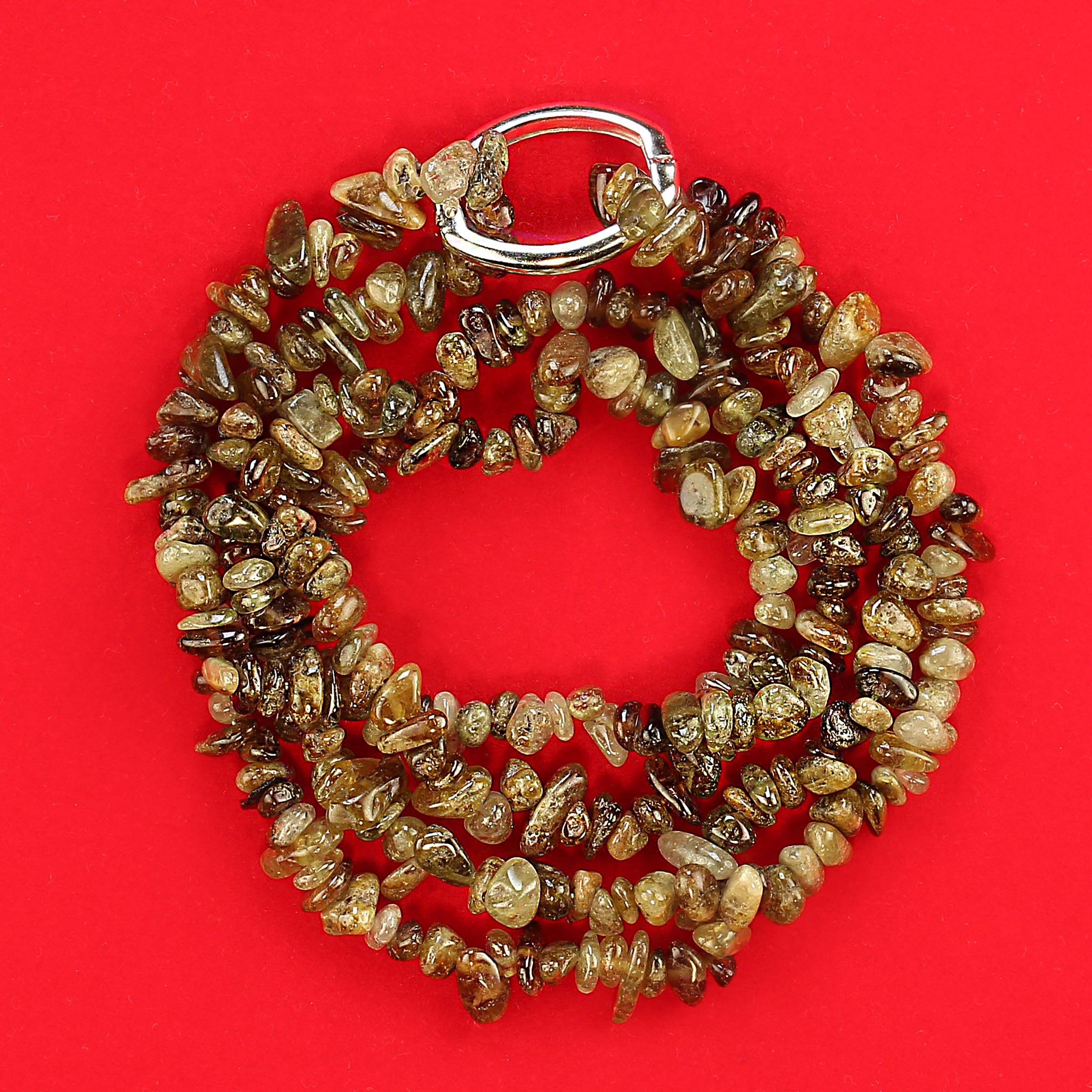 Collana infinita di 33 pollici in Greene & Greene - Pietra di nascita di gennaio

Eleganza per la tua collezione con questa elegante collana a forma di infinito di 33 pollici con scaglie di granato verde altamente lucidate che brillano di bellezza