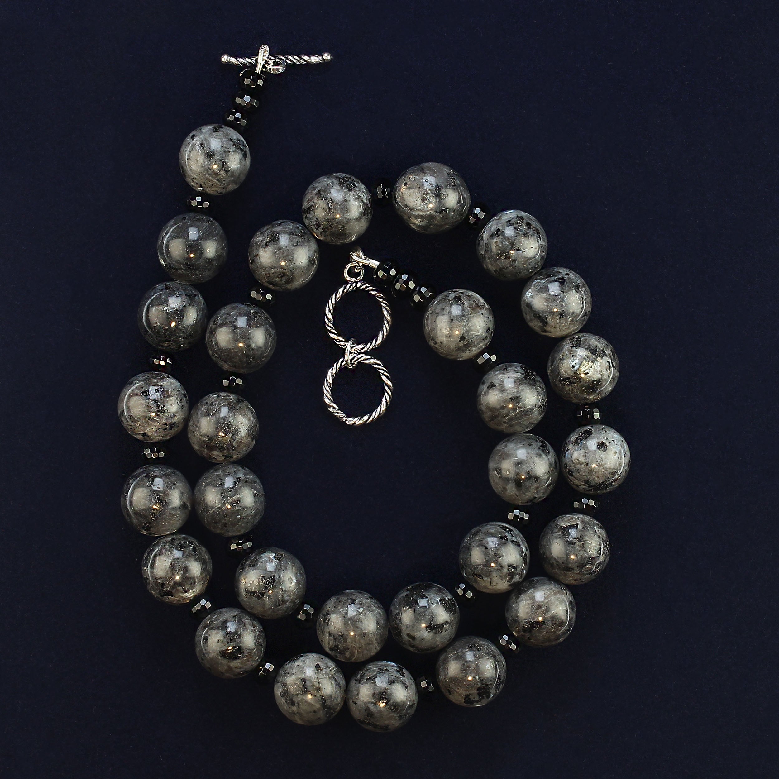 Eleganza della rara collana di larvikite e onice nera con chiusura in argento di Bali

Scopri la bellezza della nostra splendida collana con rare gemme di Larvikite e onice nera. Questo pezzo elegante è perfetto per chi apprezza i gioielli unici con