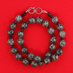 AJD Collier Elegance en Larvikite et Onyx noir