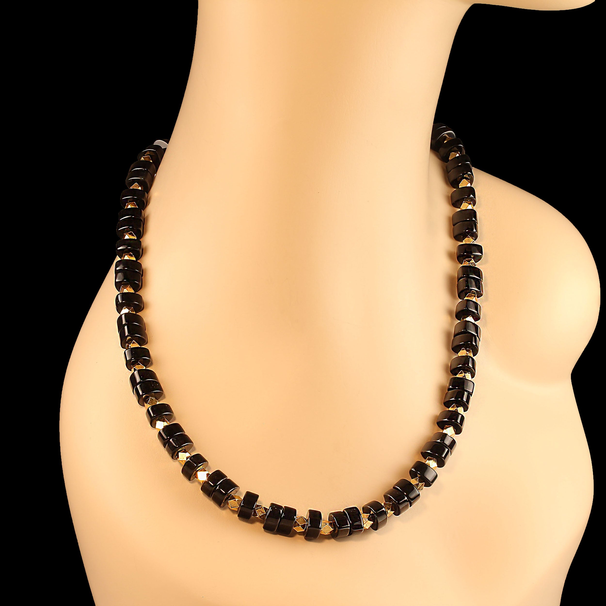 Artigiano AJD Collana elegante e di classe con onice nero e accenti dorati e chiusura in vermeil con diamanti in vendita