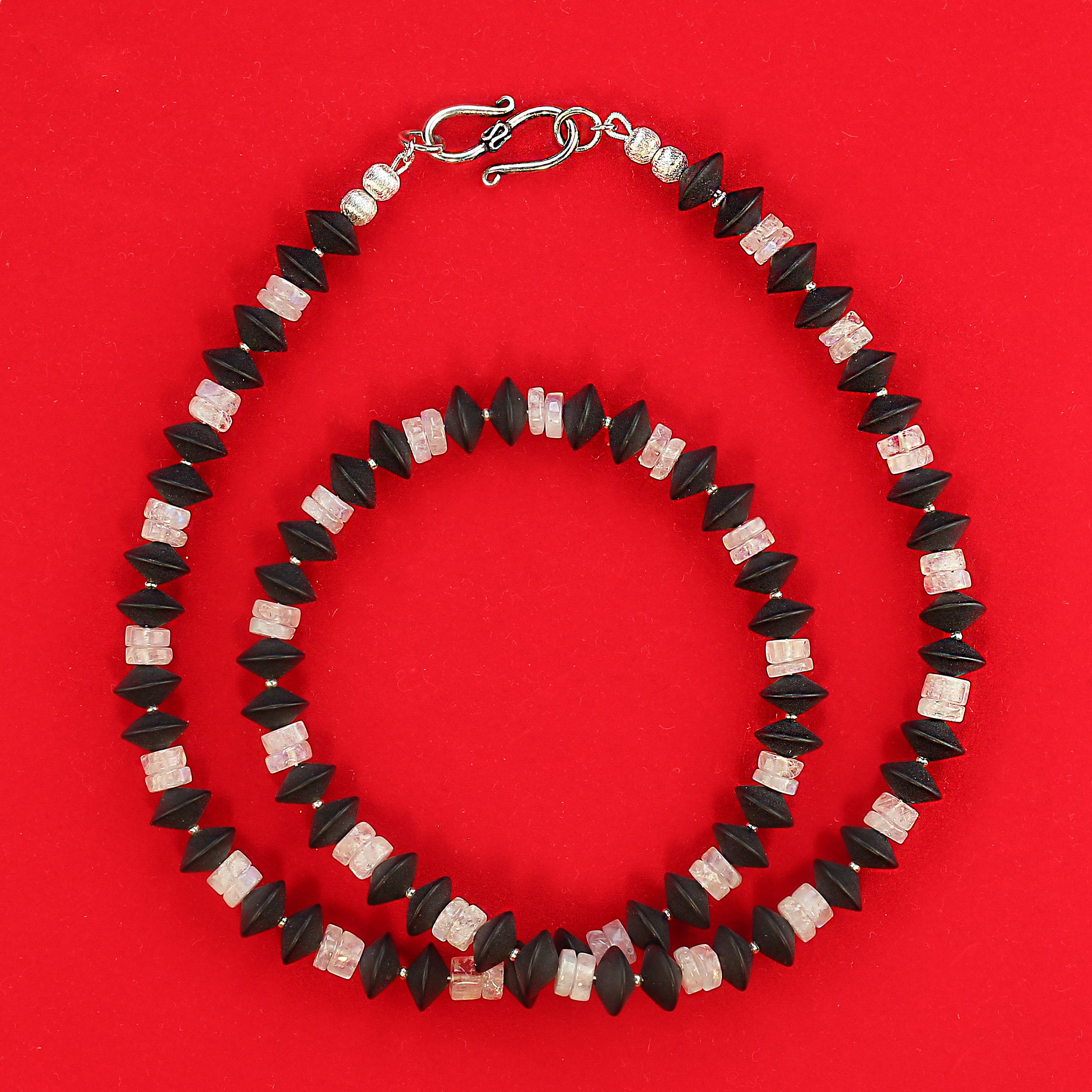 Halskette von AJD, Eleganter Mondstein und schwarzer, mattem Onyx im Angebot