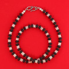 Halskette von AJD, Eleganter Mondstein und schwarzer, mattem Onyx