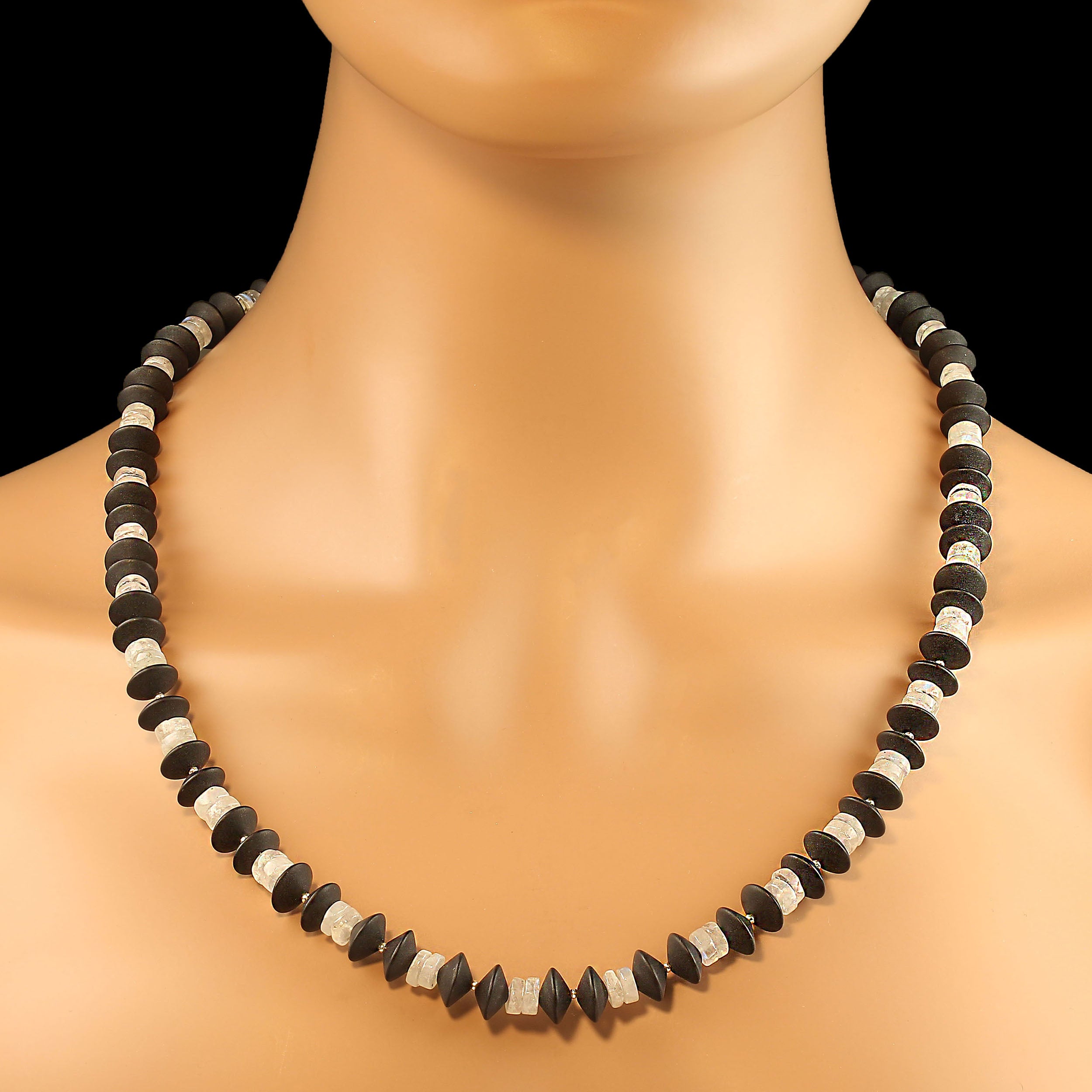 Elegante collana di pietra di luna bianca e nera opaca da 24 pollici

Scopri il fascino della nostra squisita collana da 24 pollici, sapientemente realizzata con perline rondelle di pietra di luna bianca e nera opaca. Questo pezzo unico combina