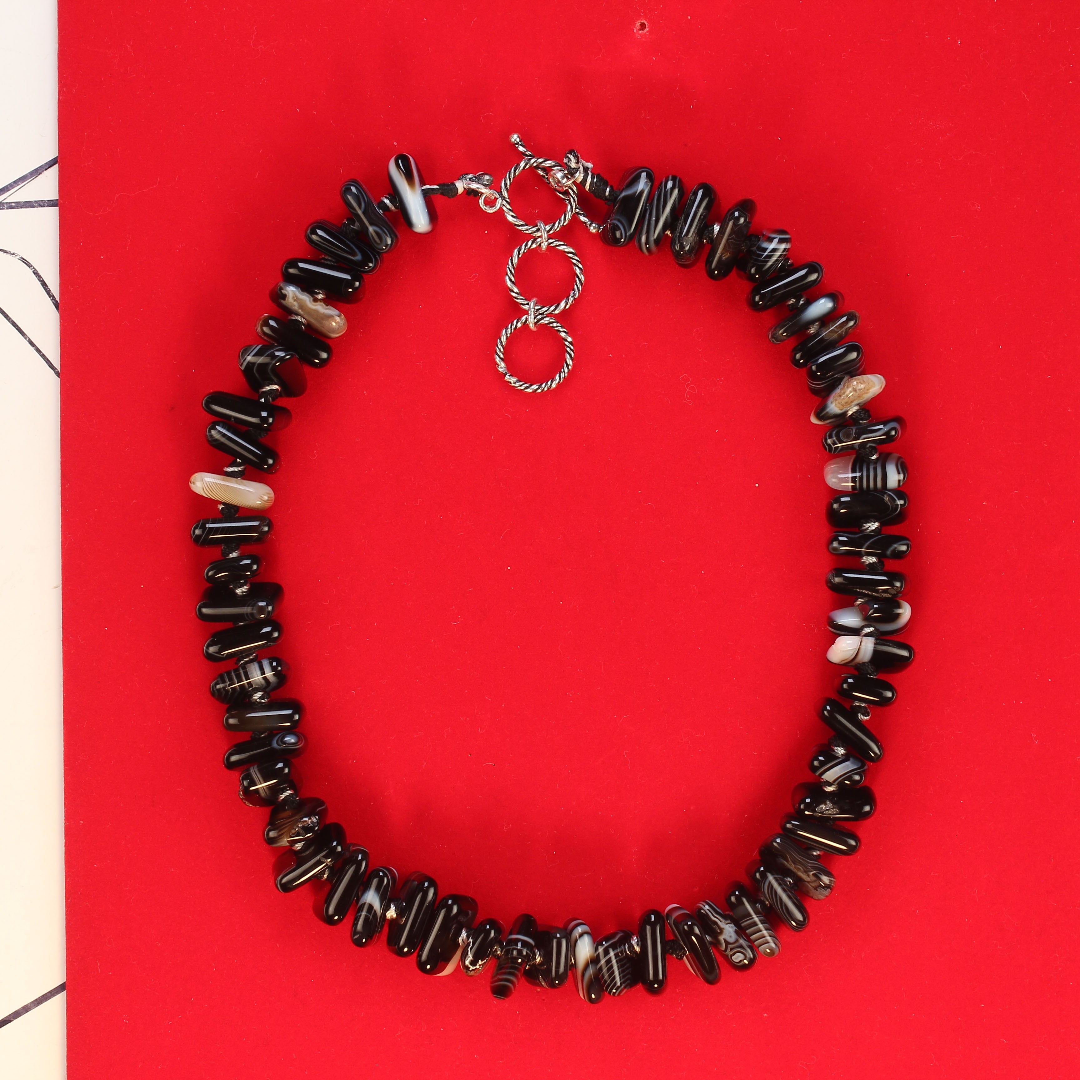 Collana espandibile di agata nera - Fette di agata annodate a mano con agata del Botswana e agata a fasce

Fai una dichiarazione audace con questa collana espandibile in agata nera, caratterizzata da fette di agata nera lucidate e forate al centro,