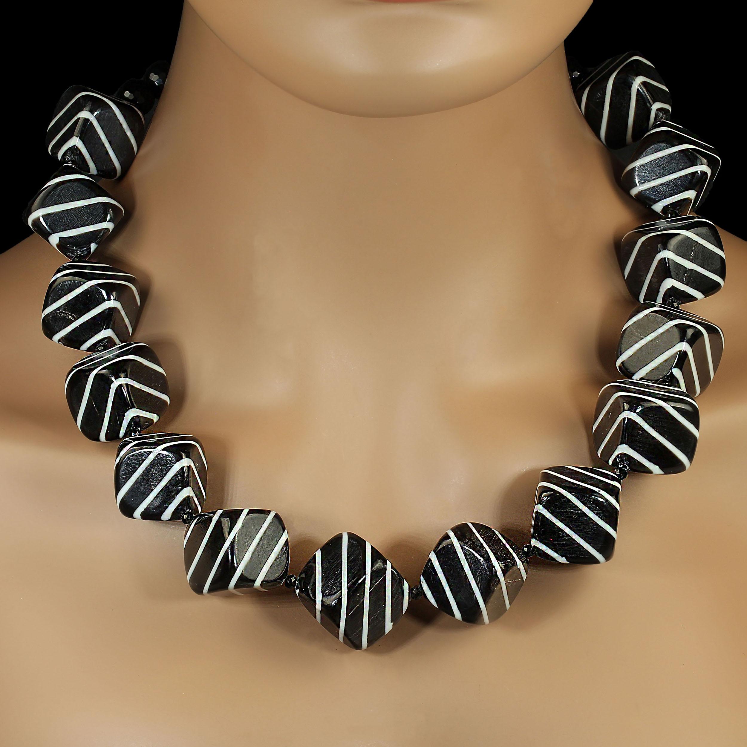Artisan AJD Collier de 22 pouces en corne de buffle exotique noire et blanche en vente