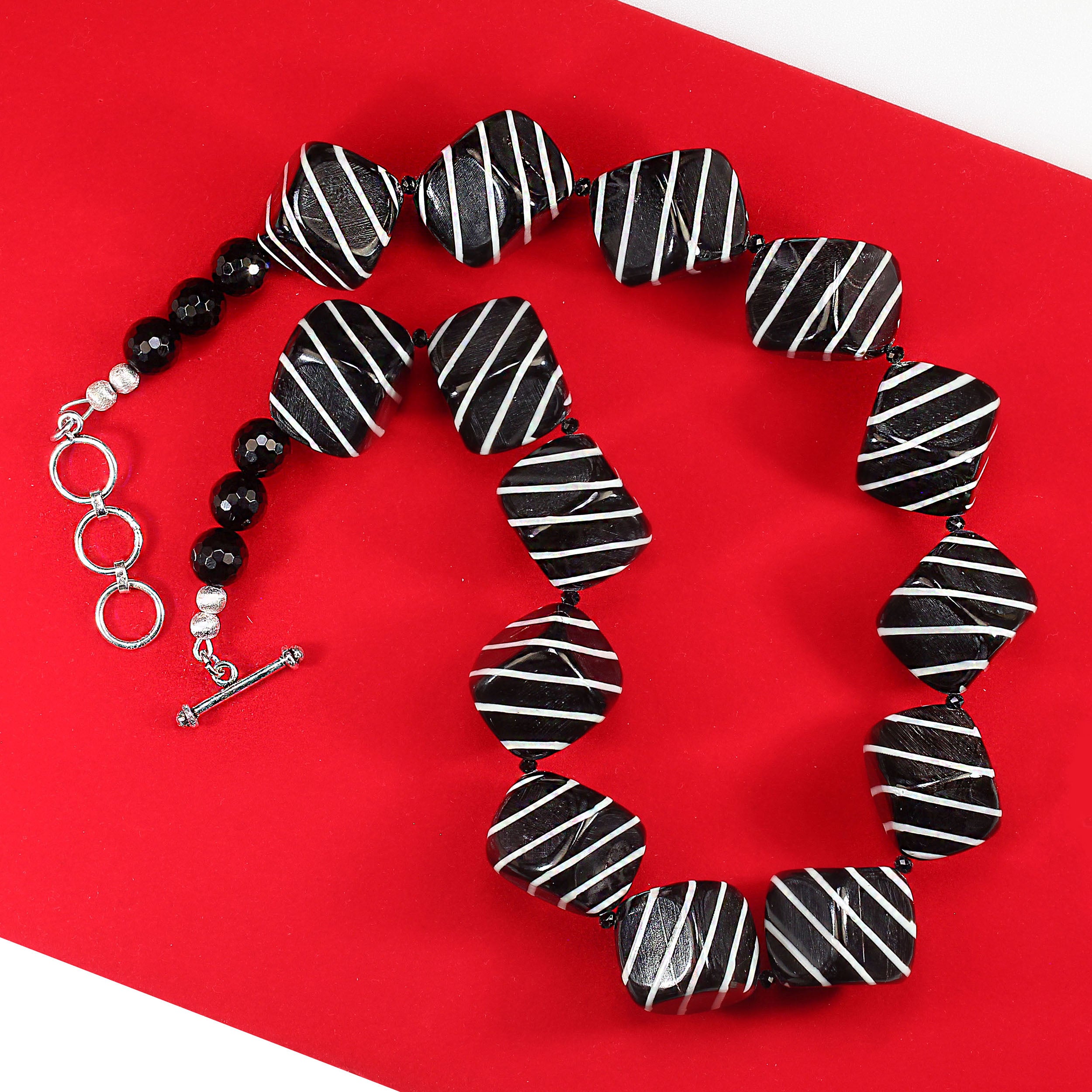 AJD 22 Zoll Exotische Schwarz und Weiß Büffel Horn Würfel Halskette im Angebot