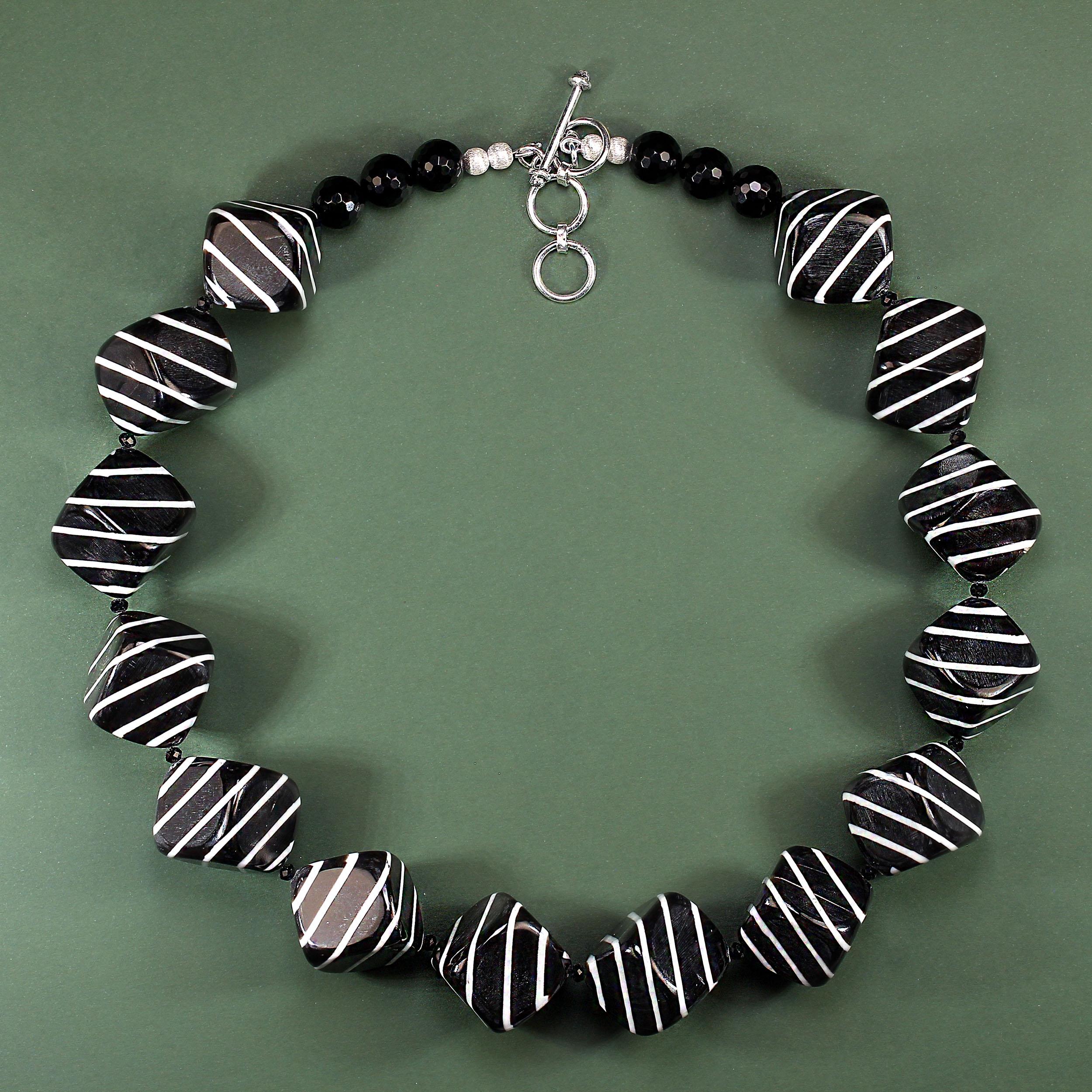 AJD Collier de 22 pouces en corne de buffle exotique noire et blanche Neuf - En vente à Raleigh, NC