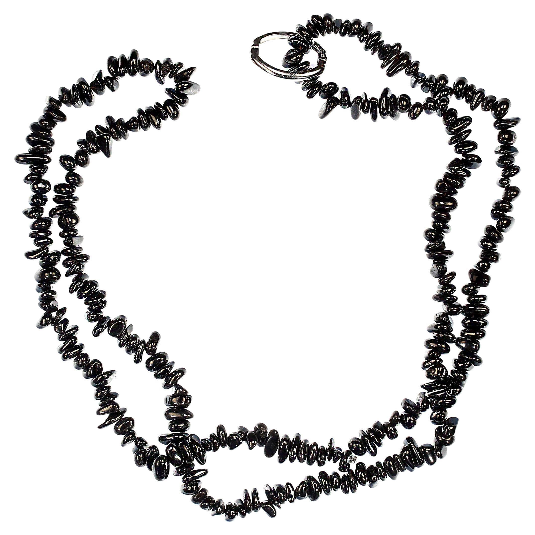 Este llamativo collar infinito de 36 pulgadas presenta pepitas de hematites muy pulidas de tamaños comprendidos entre 6 mm y 12 mm, que crean una cautivadora mezcla de brillo, profundidad y dimensión. El rico brillo bronceado de la hematites