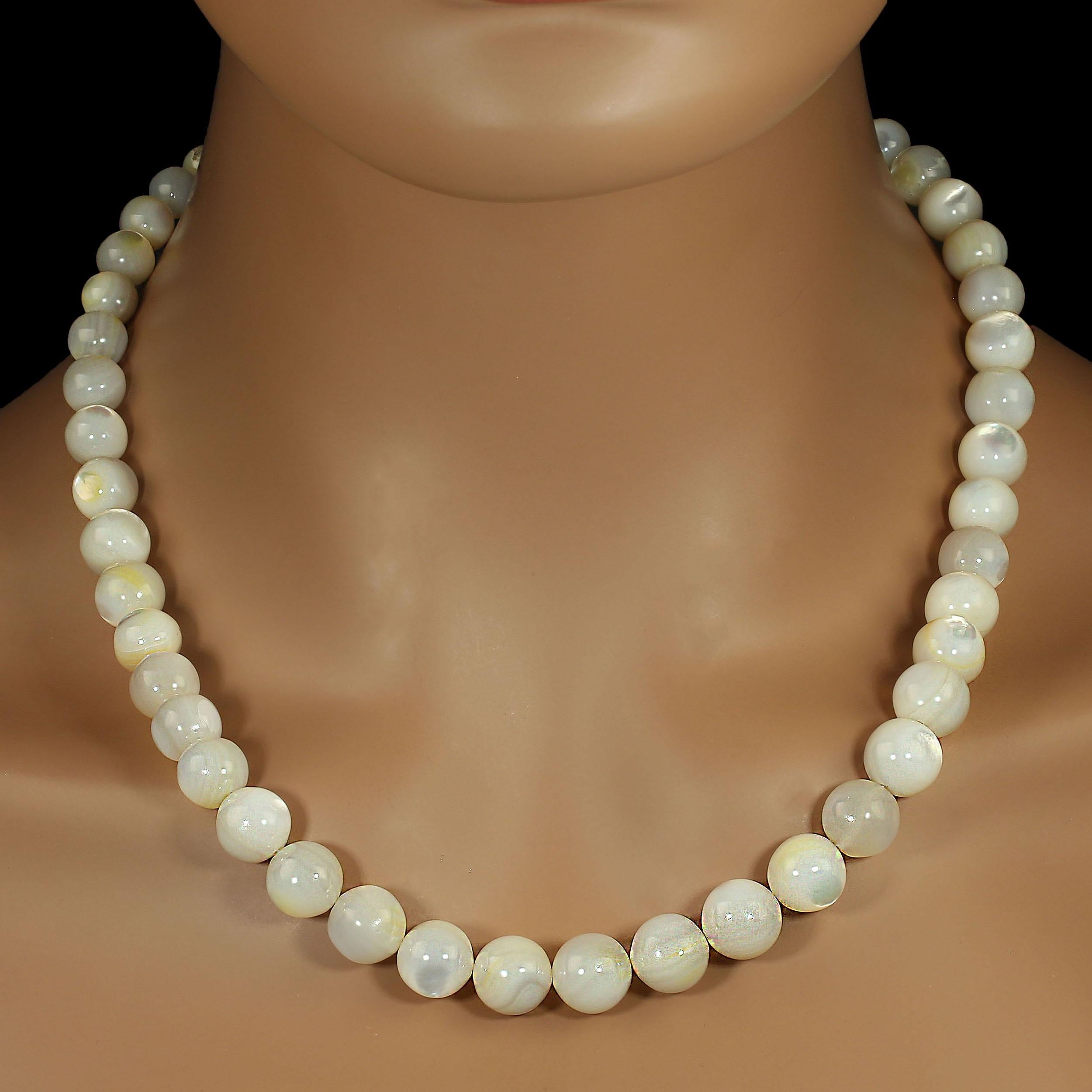 Questa elegante collana di madreperla è un pezzo senza tempo che emana una raffinatezza sobria. Caratterizzata da un bellissimo gradiente di perline cremose e lucenti che vanno da 7 mm a 11 mm, la collana si gradua delicatamente nelle dimensioni per
