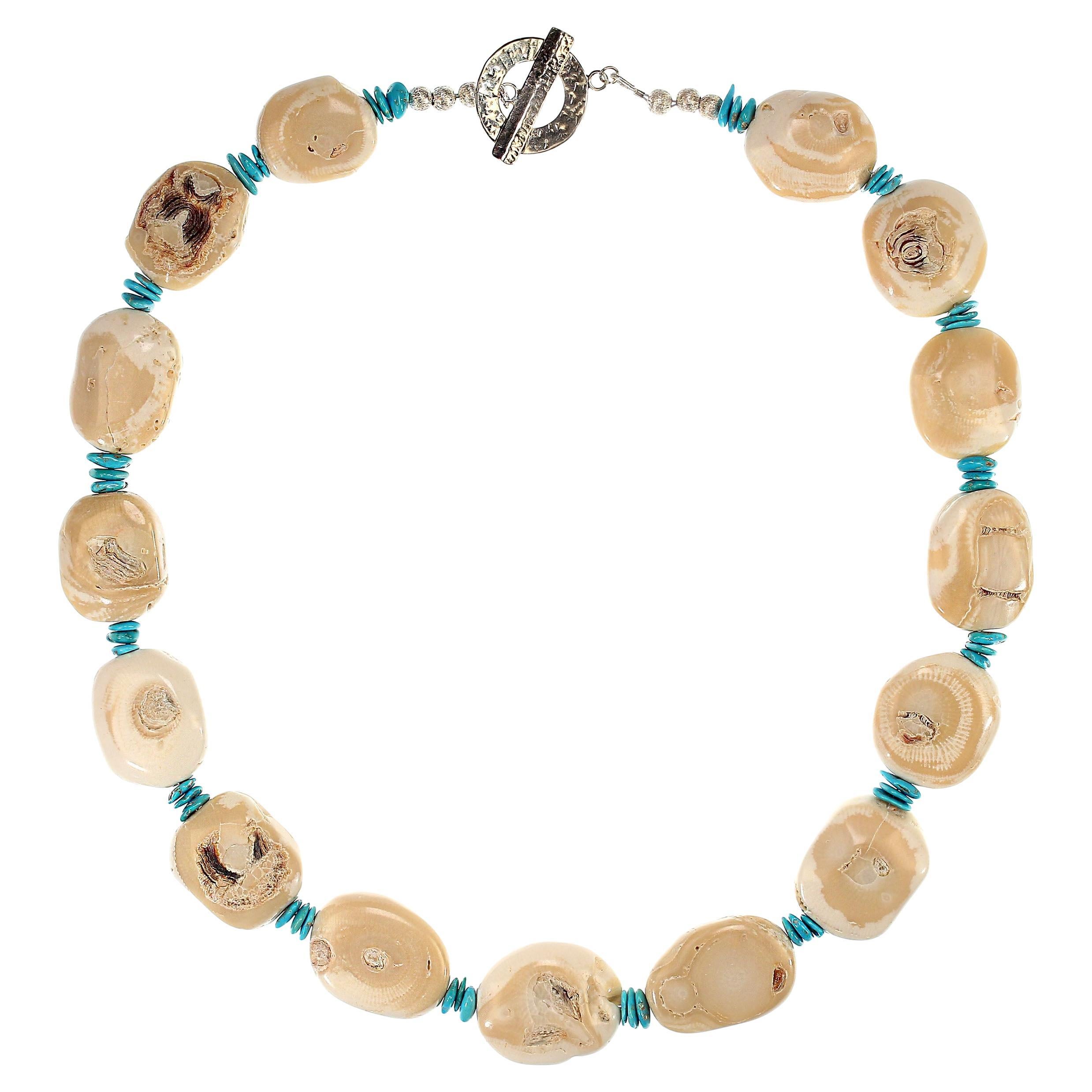  Irradia elegancia veraniega con este impresionante collar artesanal de 23 pulgadas, una cautivadora mezcla de encanto natural y detalle artesanal. En su corazón hay pepitas de coral bambú blanco cremoso, cada una única por su forma orgánica y suave