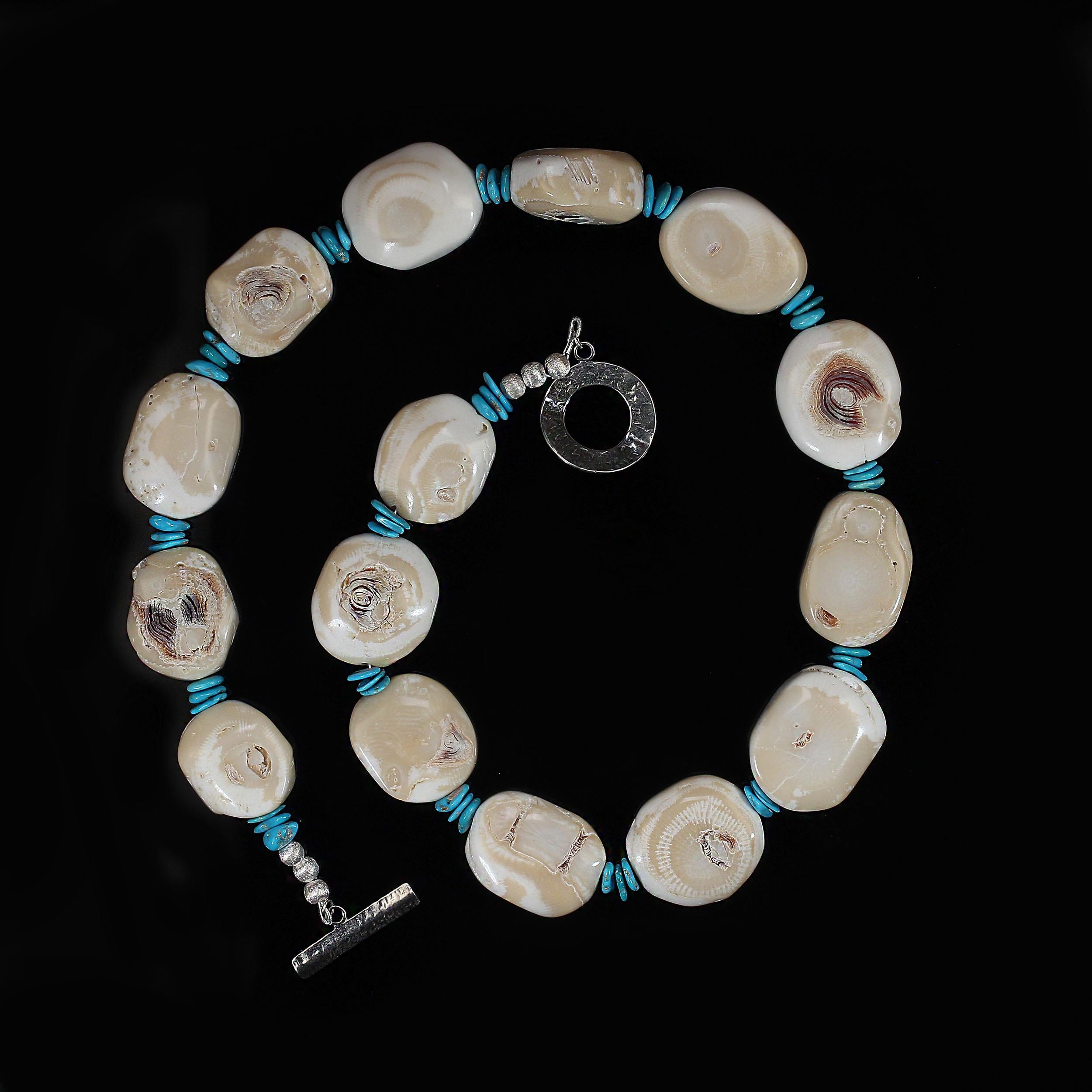 AJD Collar Diversión de Verano Coral de Bambú Blanco Cremoso y Acentos de la Bella Durmiente Artesano en venta