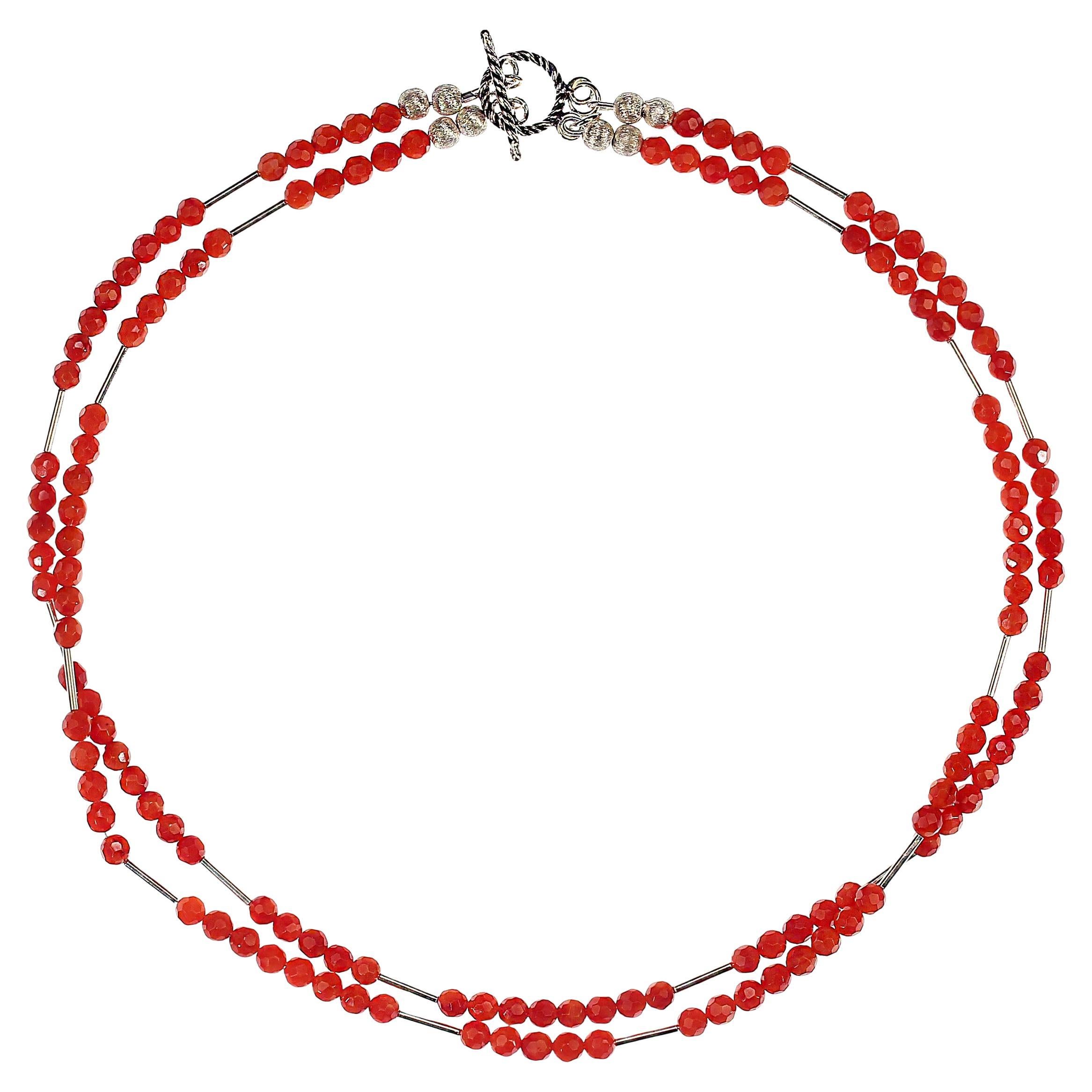  Eleva tu conjunto con este llamativo collar de coral de dos vueltas, una fusión moderna de color atrevido y diseño minimalista. Mide 19 pulgadas de largo y presenta cuentas de coral naranja de 5 mm cuidadosamente facetadas que brillan sutilmente