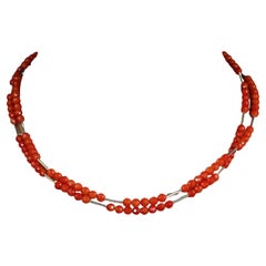 AJD Collar moderno de dos vueltas de coral facetado con detalles plateados