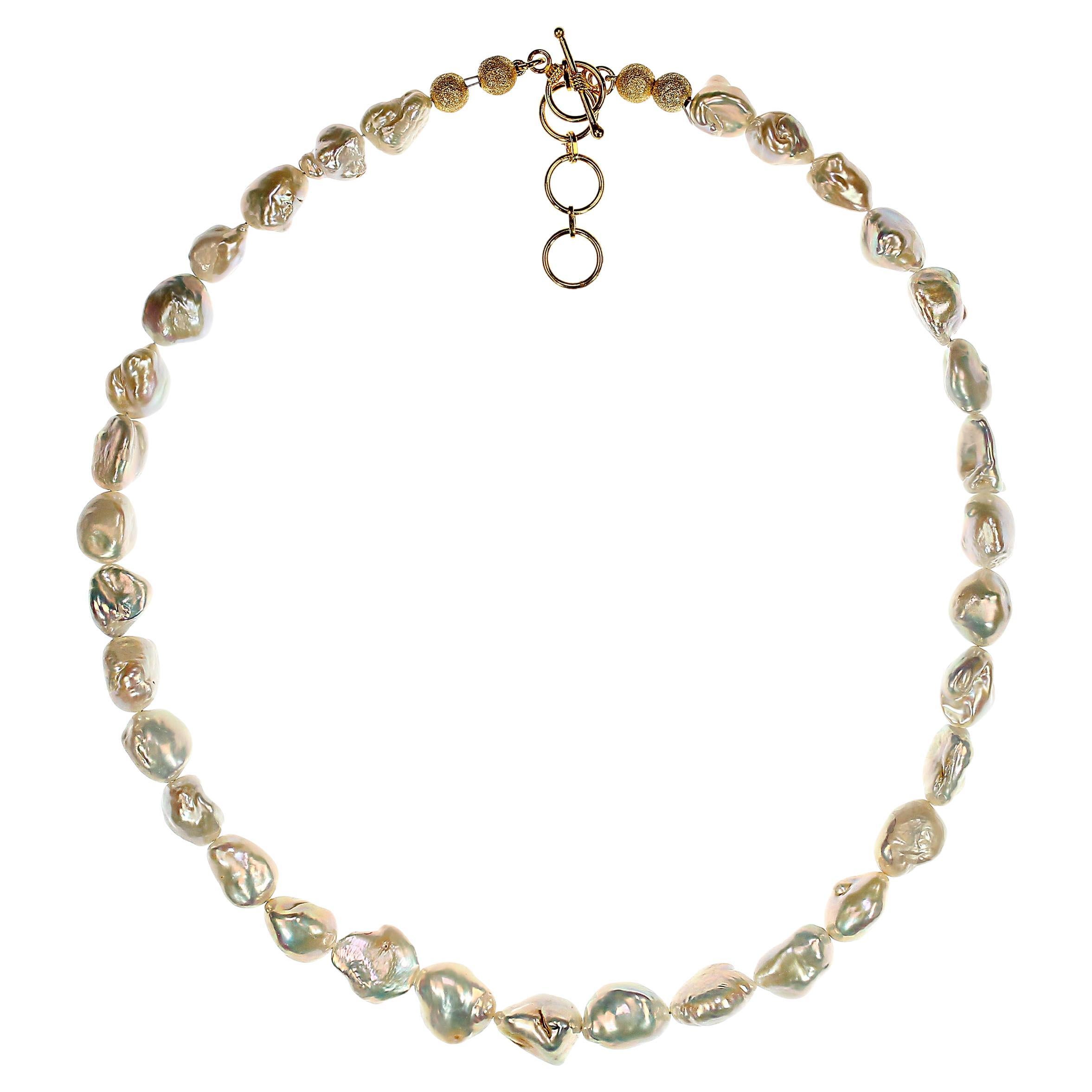  Añade un susurro de lujo a tu vestuario con este radiante collar de perlas Keshi de 22 pulgadas, una pieza que celebra la belleza natural y la artesanía refinada. Recogidas de mejillones de agua dulce chinos durante su segunda cosecha, cada perla