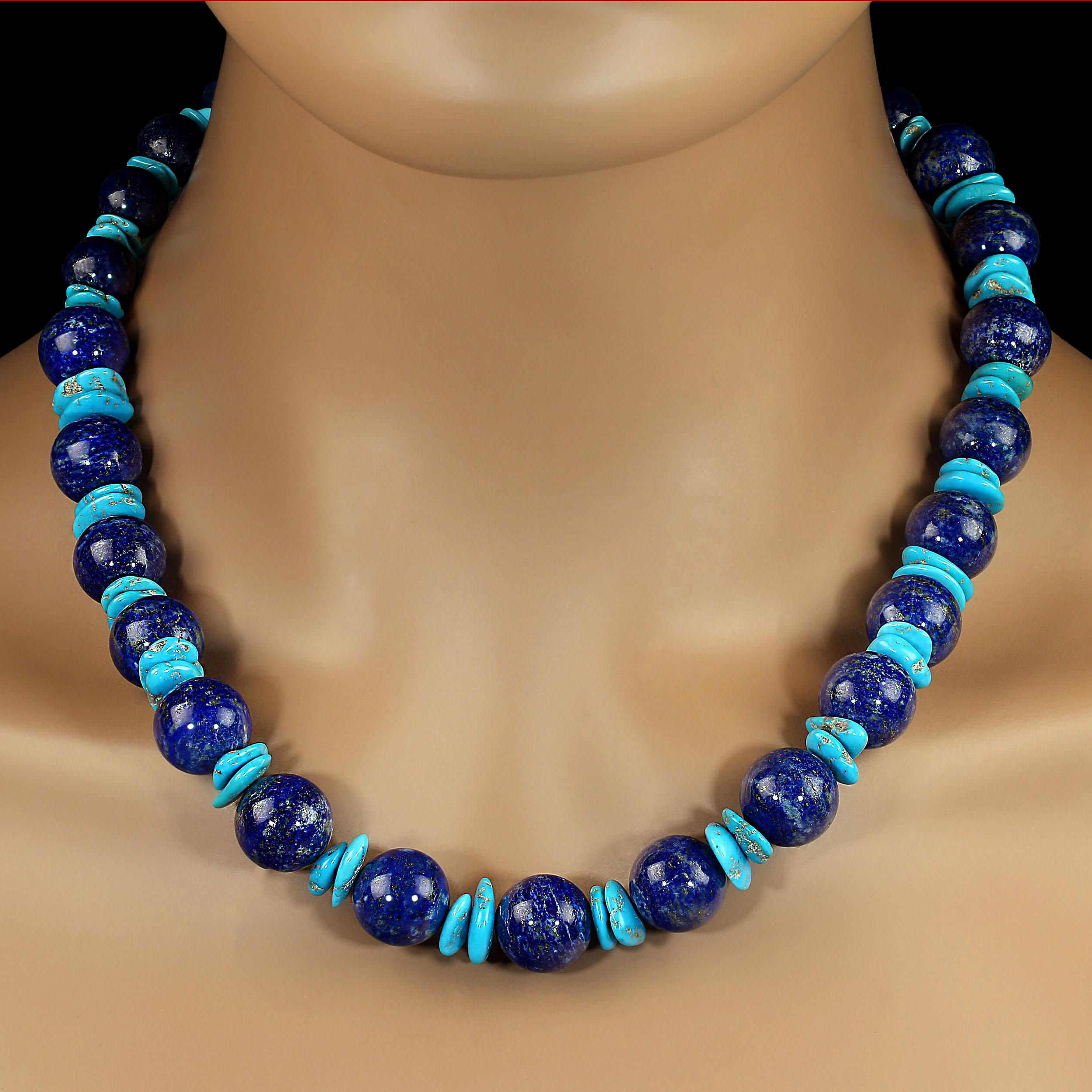 Este impresionante collar de 20 pulgadas presenta una sorprendente y única combinación de lapislázuli azul intenso y el inconfundible tono azul cielo de la turquesa Bella Durmiente. El vibrante contraste entre el lapislázuli de ricos colores y la