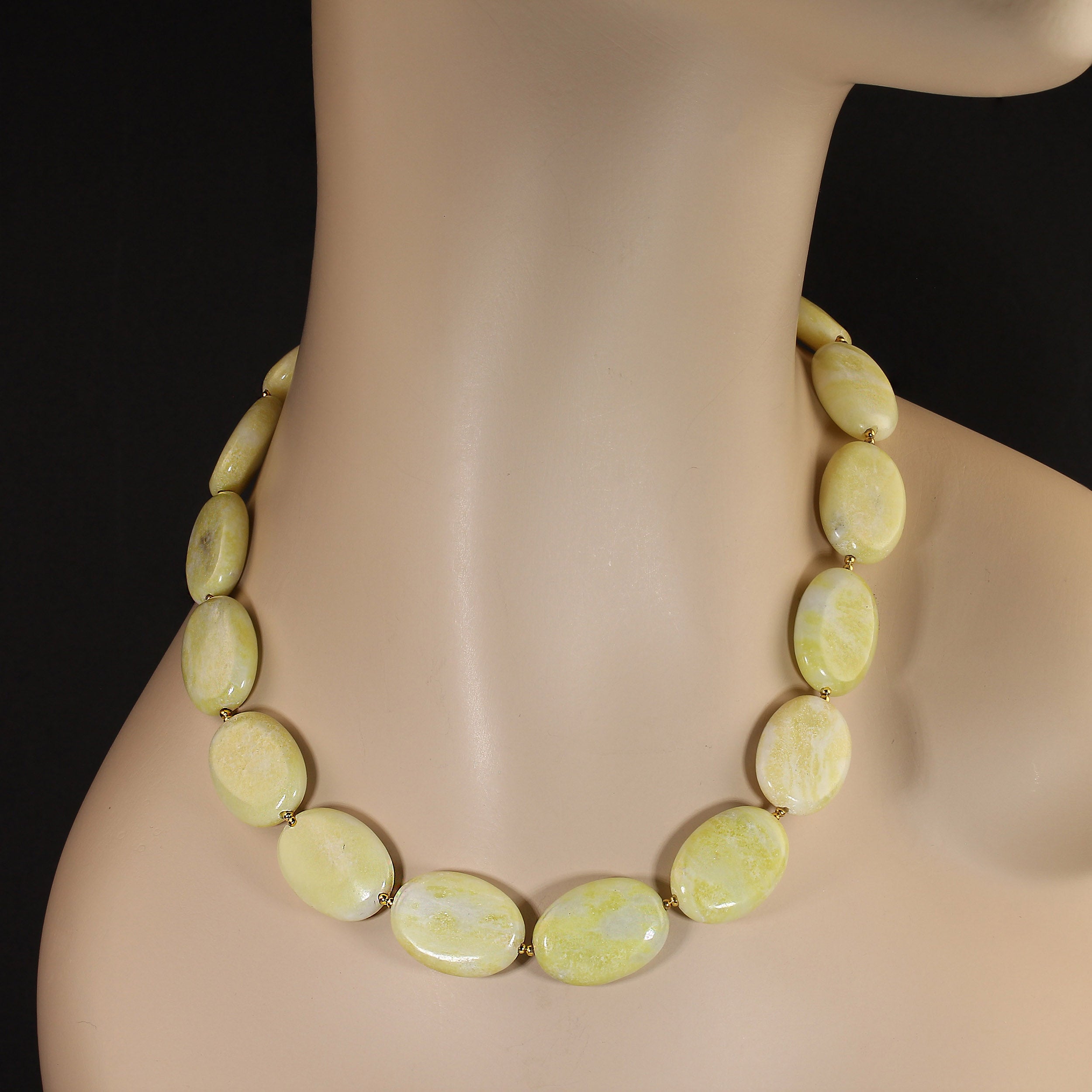 Ajoutez une touche radieuse à votre collection de bijoux avec ce superbe collier de 18 pouces composé de pastilles ovales de magnésite jaune citron, chacune mesurant un généreux 24 x 18 mm. La teinte jaune vibrante des pierres de magnésite évoque la