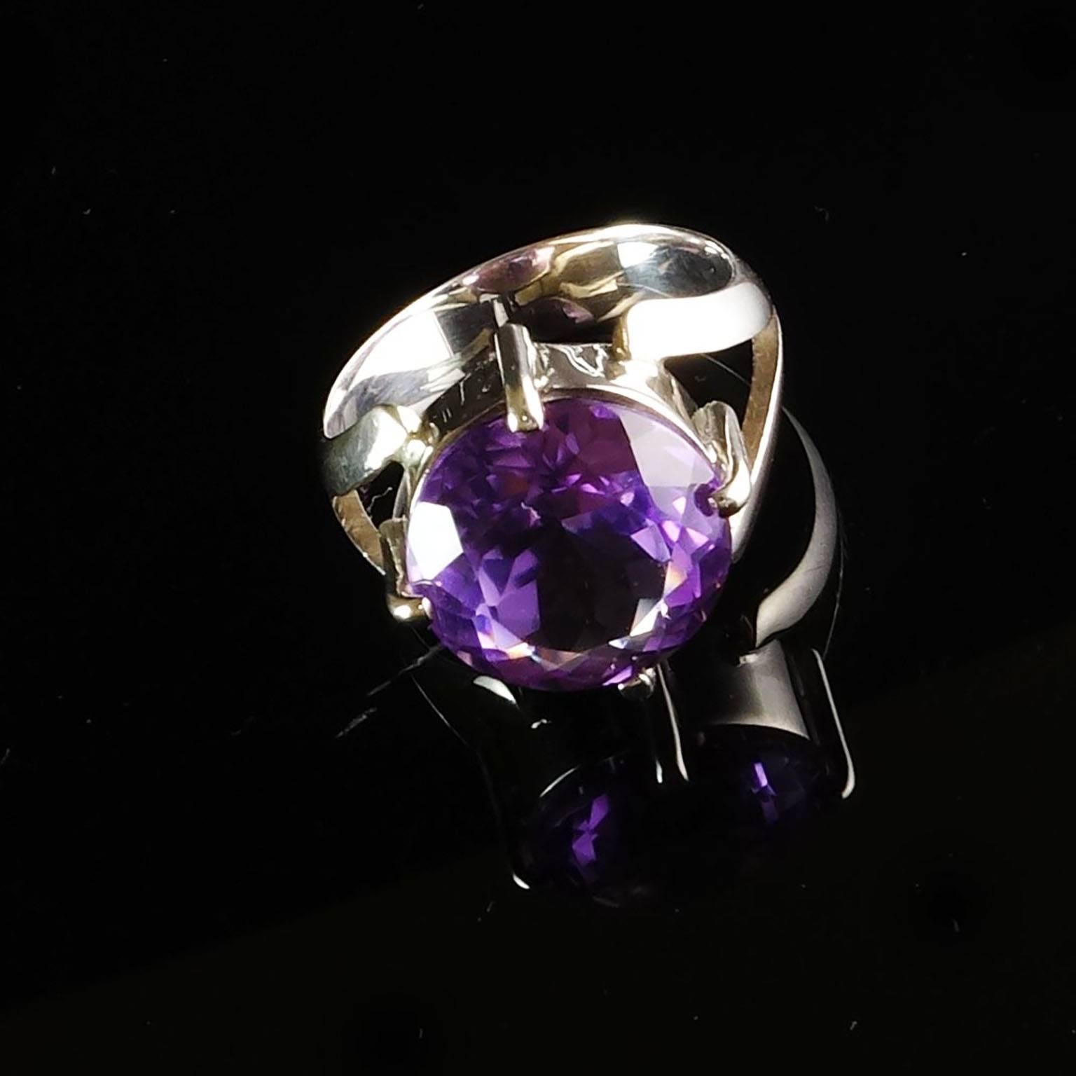 Gemjunky Round Amethyst  set in Sterling Silver Ring    February Birthstone In New Condition In Raleigh, NC